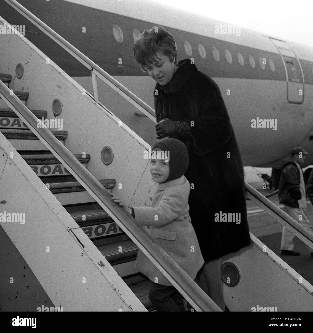 Prinzessin Muna, die in Großbritannien geborene Ehefrau von König Hussein von Jordanien, führt ihren Sohn Prinz Abdullah. (4) die Stufen zu ihrem Flugzeug hinauf, als sie den Flughafen Heathrow verlassen, um nach der Tonsillen-Operation des Prinzen in einem Londoner Krankenhaus nach Hause zurückzukehren. Stockfoto