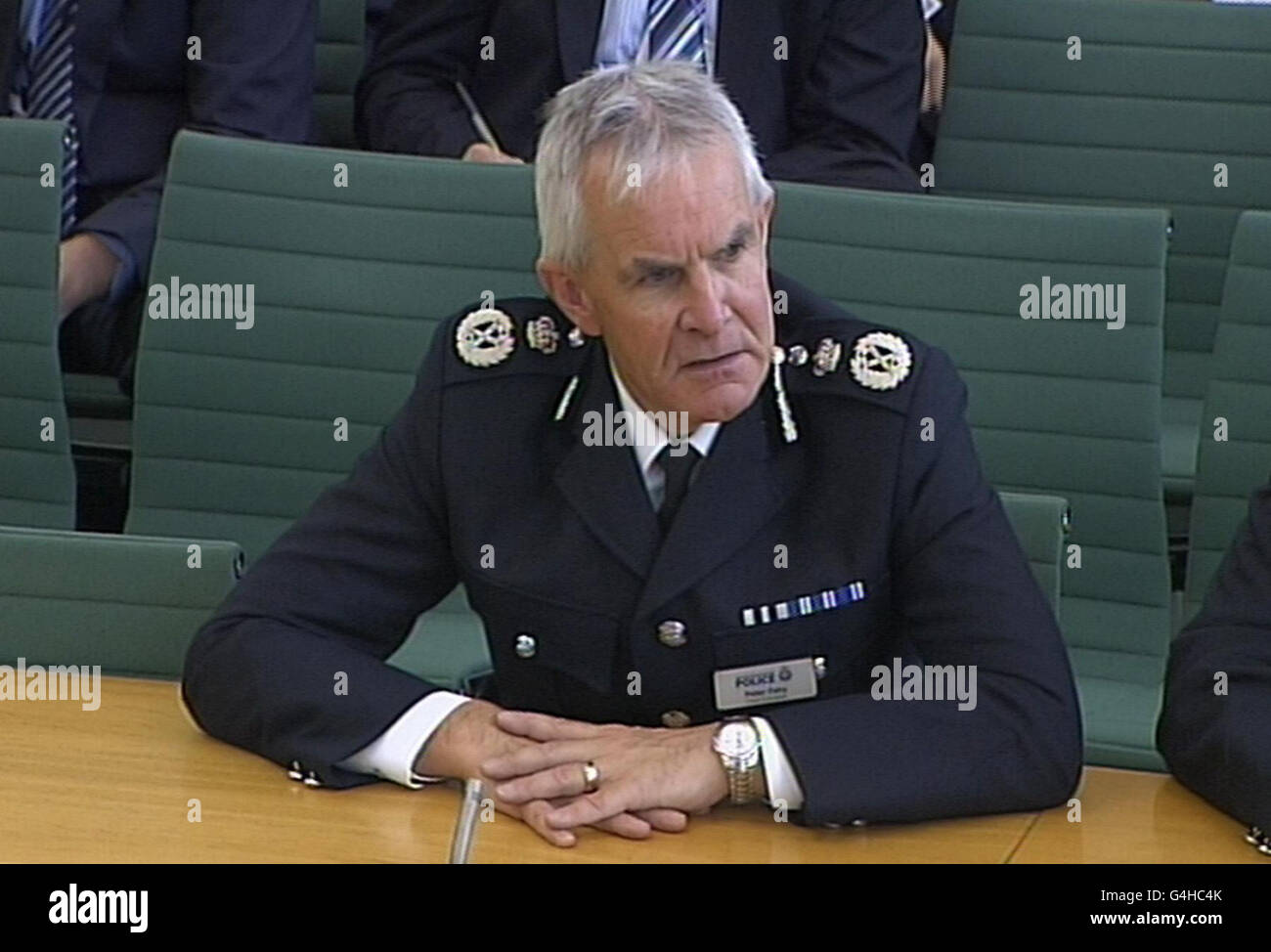 Peter Fahy, Chief Constable der Greater Manchester Police, trat vor dem Innenausschuss des Unterhauses im Zentrum von London auf, wo er Fragen zur Polizeiarbeit über die jüngsten Unruhen beantwortete. Stockfoto