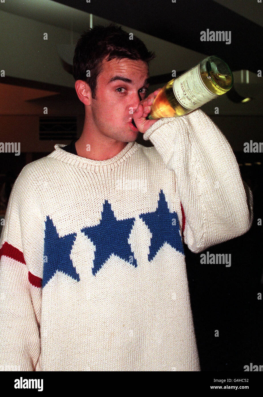 Ex-Take, dass Mitglied Robbie Williams genießt einige der Gastfreundschaft Backstage in Earls Court nach dem Oasis Konzert. Stockfoto