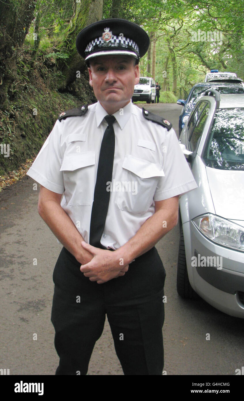 Der Superintendent Phil Davies von der Polizei von South Wales spricht während einer großen Rettungsaktion mit den Medien in der Nähe des Koloniebetriebs Gleision in Pontardawe, Swansea, nachdem vier Menschen befürchtet wurden, in der Mine gefangen zu sein. Stockfoto