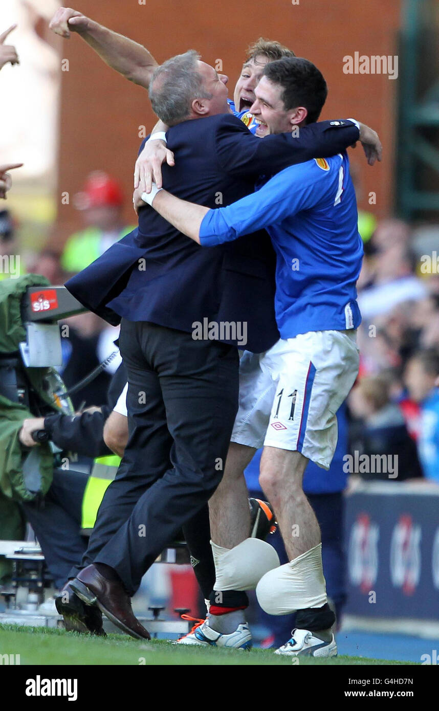 Rangers-Manager Ally McCoist feiert mit Kyle Lafferty, als Steven Naismith (nicht abgebildet) beim Spiel der Clydesdale Bank Scottish Premier League im Ibrox Stadium, Glasgow, punktet. Stockfoto