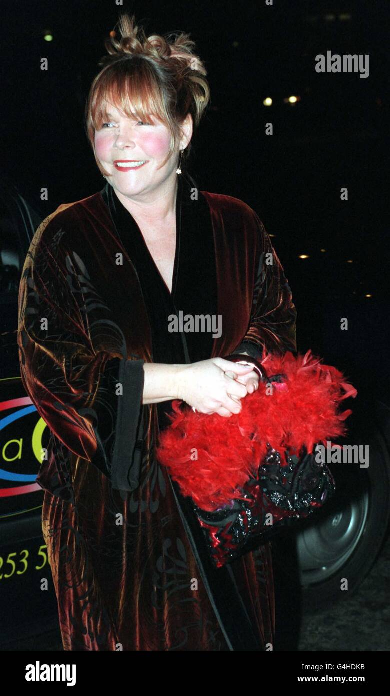 Birds of a Feather Star Linda Robson kommt zu einem Valentine's Ball im Hilton Hotel in London, um Geld für den Rhys Daniels Trust zu sammeln. Rhys starb letztes Jahr an der lähmenden Hirnerkrankung Battens Krankheit. * die Eltern von Rhys, Barry und Carmen, veranstalten die Wohltätigkeitsveranstaltung einen Tag, nachdem sie ihr zweites Kind, Charly, begraben haben, das ebenfalls Opfer der Krankheit wurde. Stockfoto