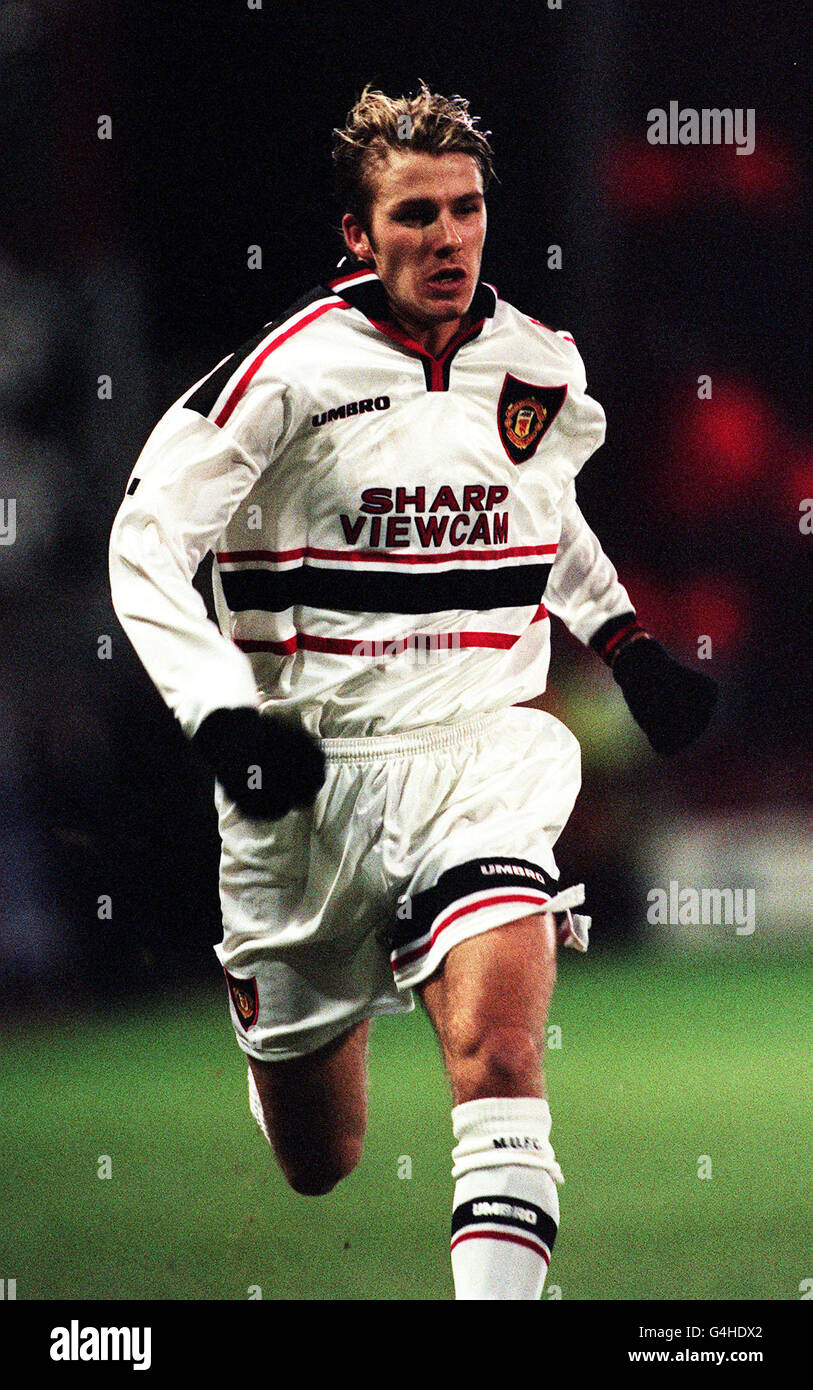 David Beckham von Manchester United in Aktion während eines Erfahrungsberichts-Spiels gegen Aberdeen im Pittodrie-Stadion für Teddy Scott, ein langjähriger Mitarbeiter des Aberdeen Football Club. Stockfoto