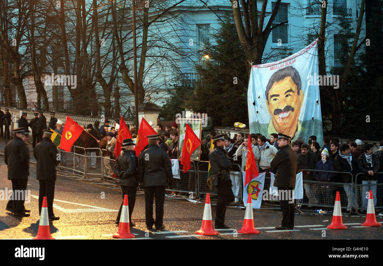 Anhänger des kurdischen Führers Abdullah Ocalan, einige mit seinem Porträt, demonstrieren vor der griechischen Botschaft in London, nachdem die Polizei das Gebäude umzingelt hatte, in dem sich vermutlich etwa 40 Anhänger befinden. Stockfoto