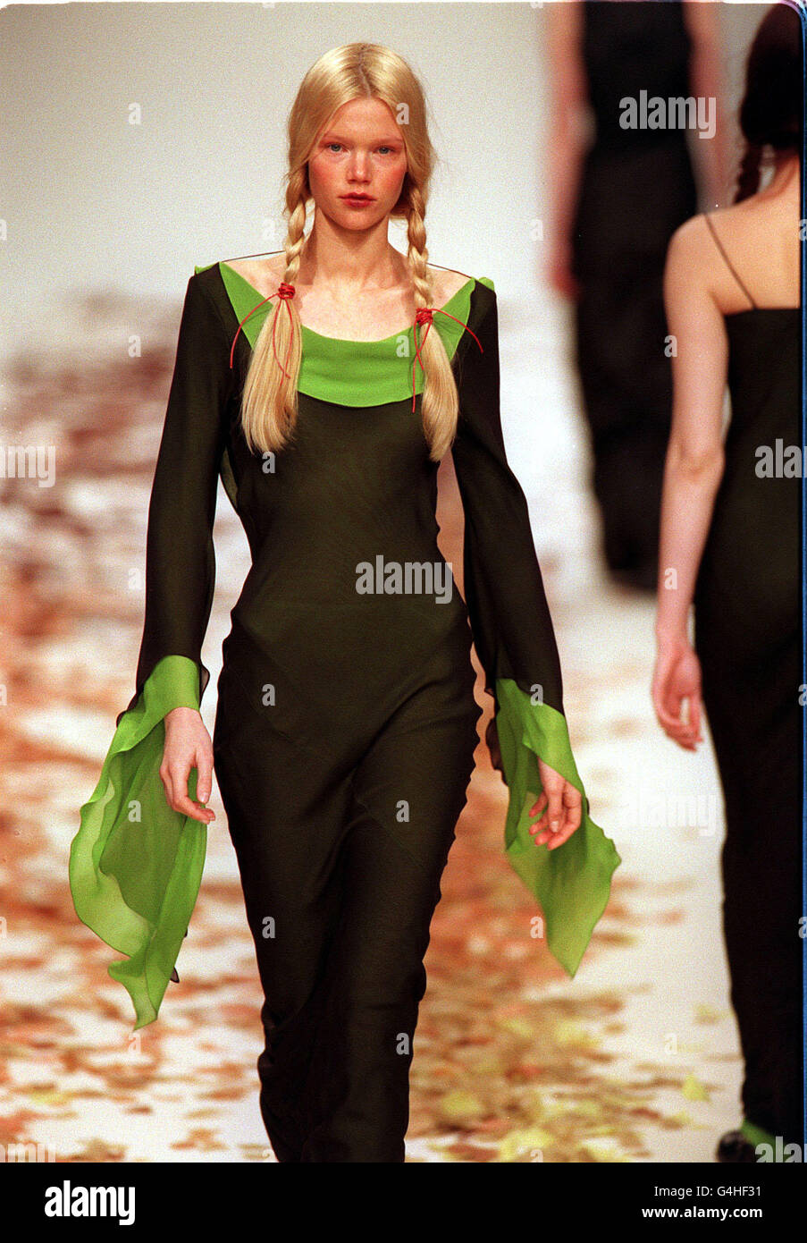 Ein Model trägt ein schwarzes Kleid mit einem grünen Besatz aus der Kollektion von Ronit Zilkha im Natural History Museum während der London Fashion Week. Stockfoto