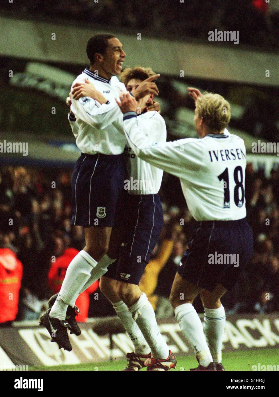 Der Torschütze von Tottenham Hotspors, Chris Armstrong (links), feiert heute Abend (Mittwoch) mit seinen Teamkollegen in der White Hart Lane das Viertelfinale des Worthington Cup gegen Manchester United. (Endergebnis: Spurs 3 man Utd 1) Foto von Toby Melville/PA. Stockfoto