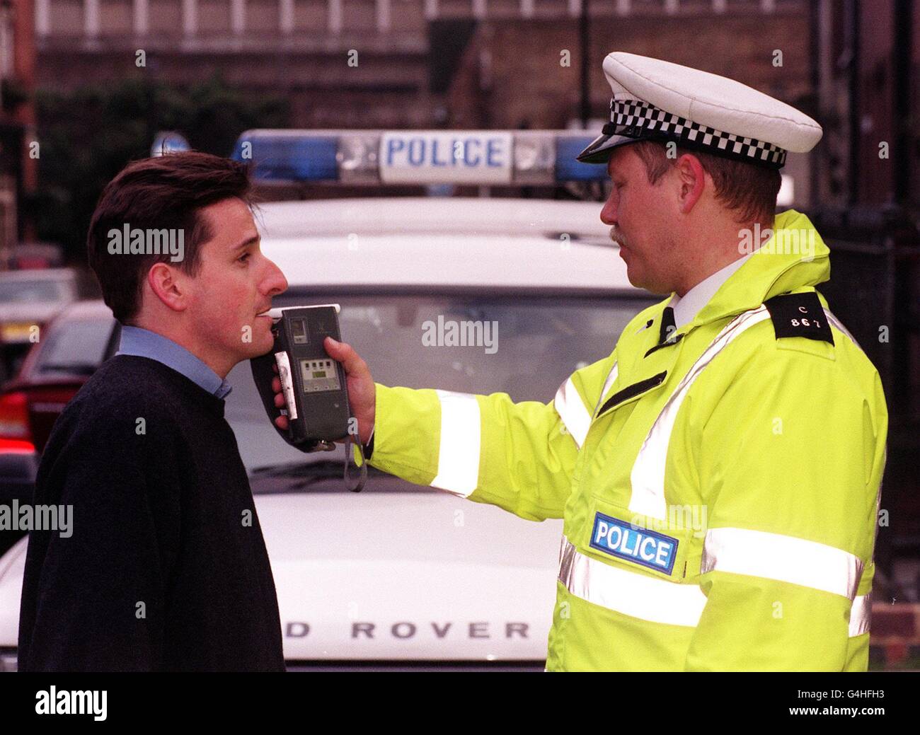 PC Scott Tulip führt im Rahmen der neuen Anti-Drink-Kampagne der Regierung in London einen Atemtest an einem Autofahrer (ohne Namen) durch. * 25/8/03: Verwirrung über die Stärke der Getränke führt Millionen von Autofahrern zu fahren oder über die gesetzliche Grenze, warnte der RAC. Und die für die Straßenkultur gibt es noch, sagte die Organisation. Vier von fünf Fahrern sind verwirrt darüber, wie viel Getränk sie genommen haben, wobei die meisten doppelt so viel zurückschlagen, wie sie glauben. 15/11/04: So viele wie einer von drei Autofahrern fahren am Morgen nach einer schweren Trinkstunde. Die schlimmsten Morgens-nach-Schuldigen Stockfoto