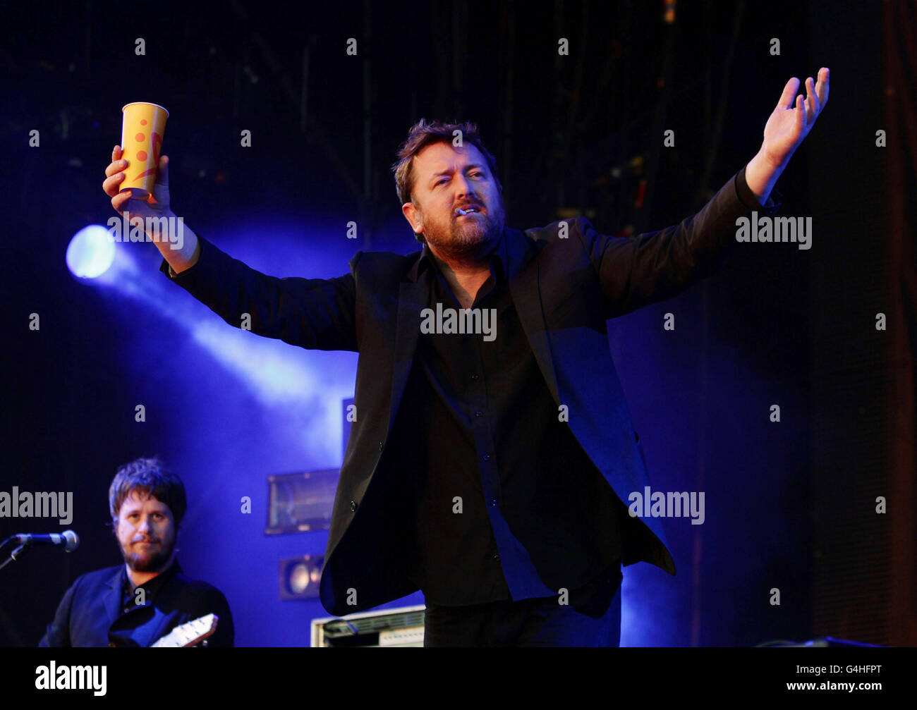 Reading Festival 2011. Guy Garvey von Elbow tritt auf der Hauptbühne beim Reading Festival in der Richfield Avenue in Reading auf. Stockfoto