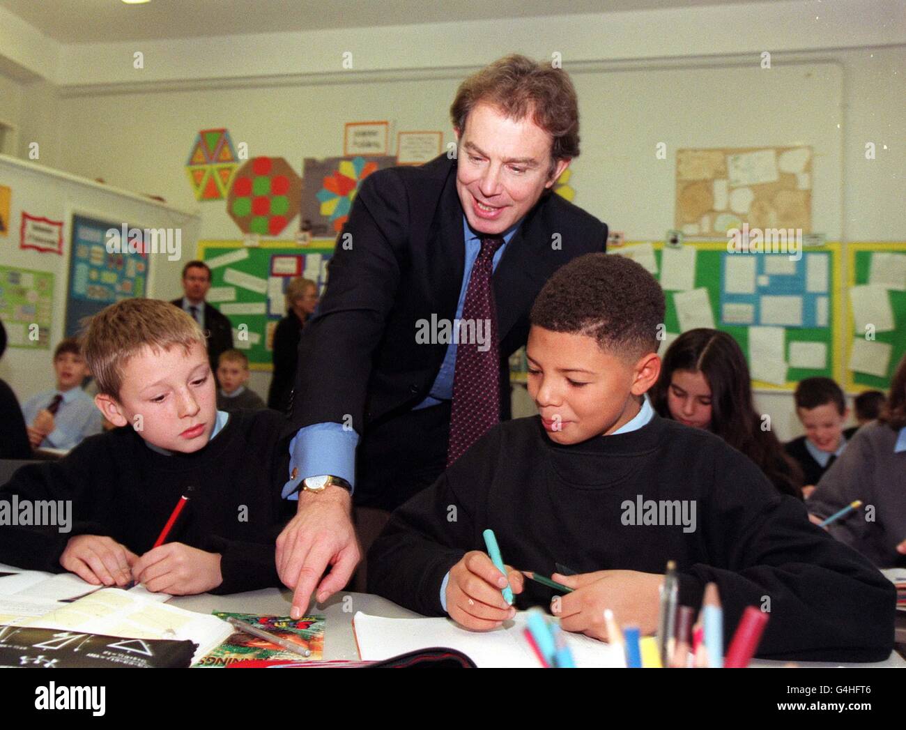 Premierminister Tony Blair besucht eine Klasse von 11- und 12-Jährigen, die Mathematik studieren, während seines Besuchs an der Chiswick Community School in West-London heute Morgen (Donnerstag), bevor ein Grünbuch der Regierung über die Zukunft des Lehrberufs veröffentlicht wird. Siehe PA Story EDUCATION Pay. Foto von Fiona Hanson. Stockfoto