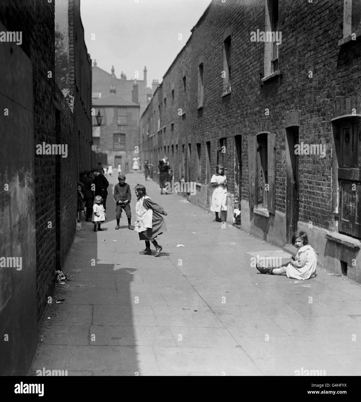 Kinder spielen vor ihren Slum-Wohnungen in East London. Stockfoto
