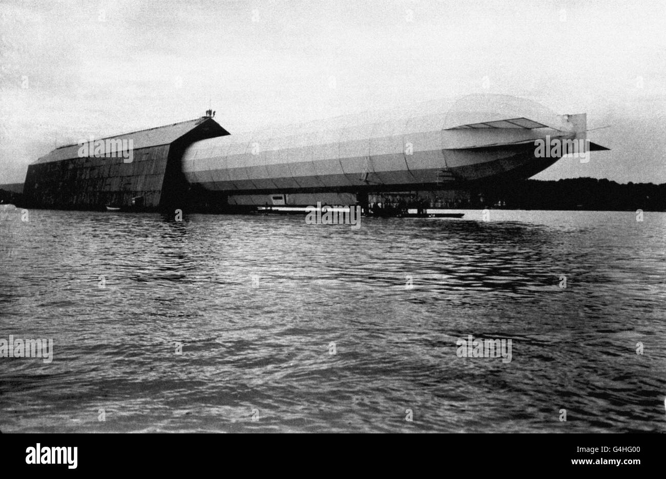 Der deutsche Zeppelin LZ-3 tritt in den schwimmenden Hanger am Bodensee (Bodensee) in Süddeutschland ein. Stockfoto