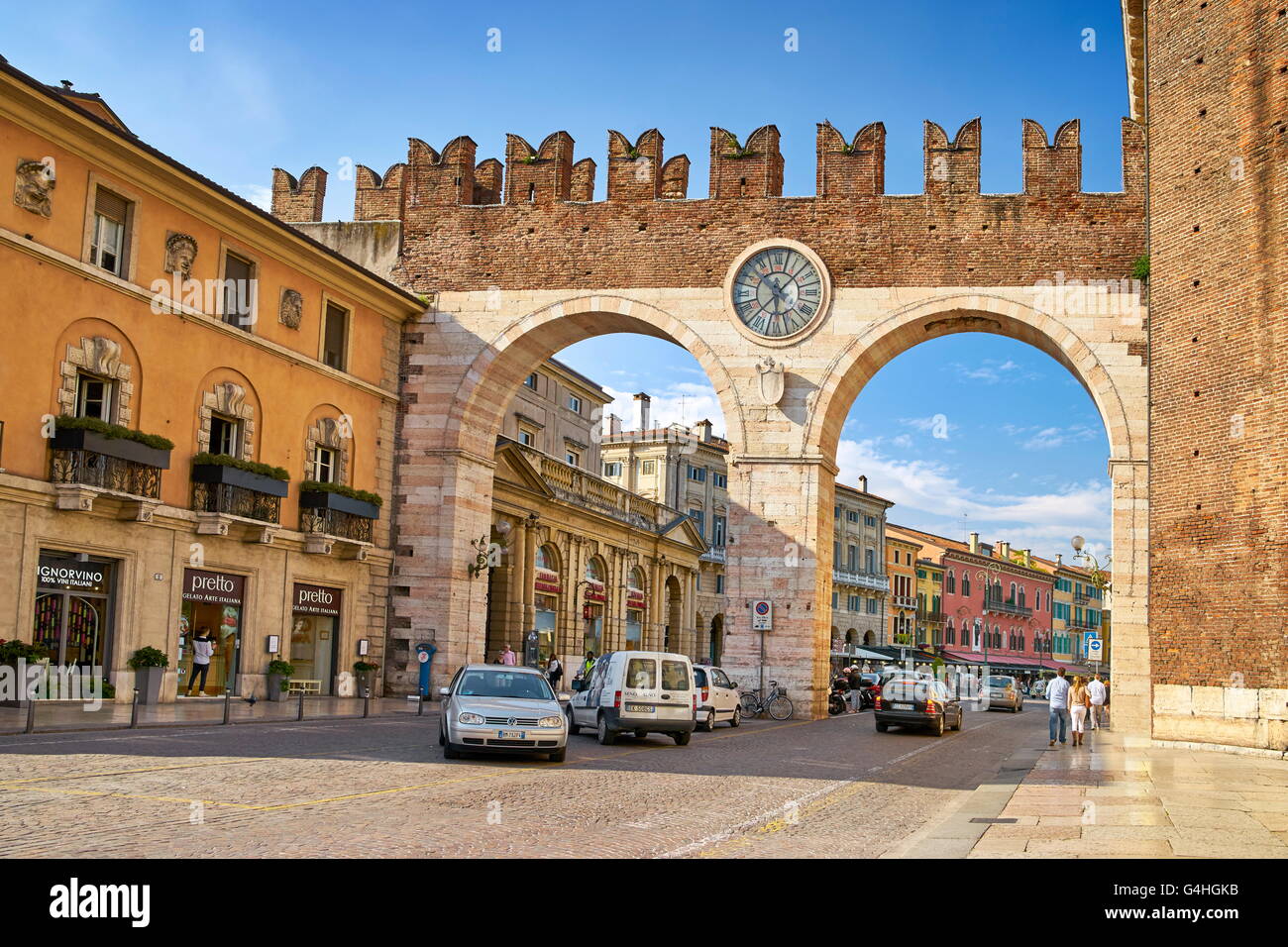 Verona - Portoni della Bra, Piazza Bra, Venetien, Italien Stockfoto