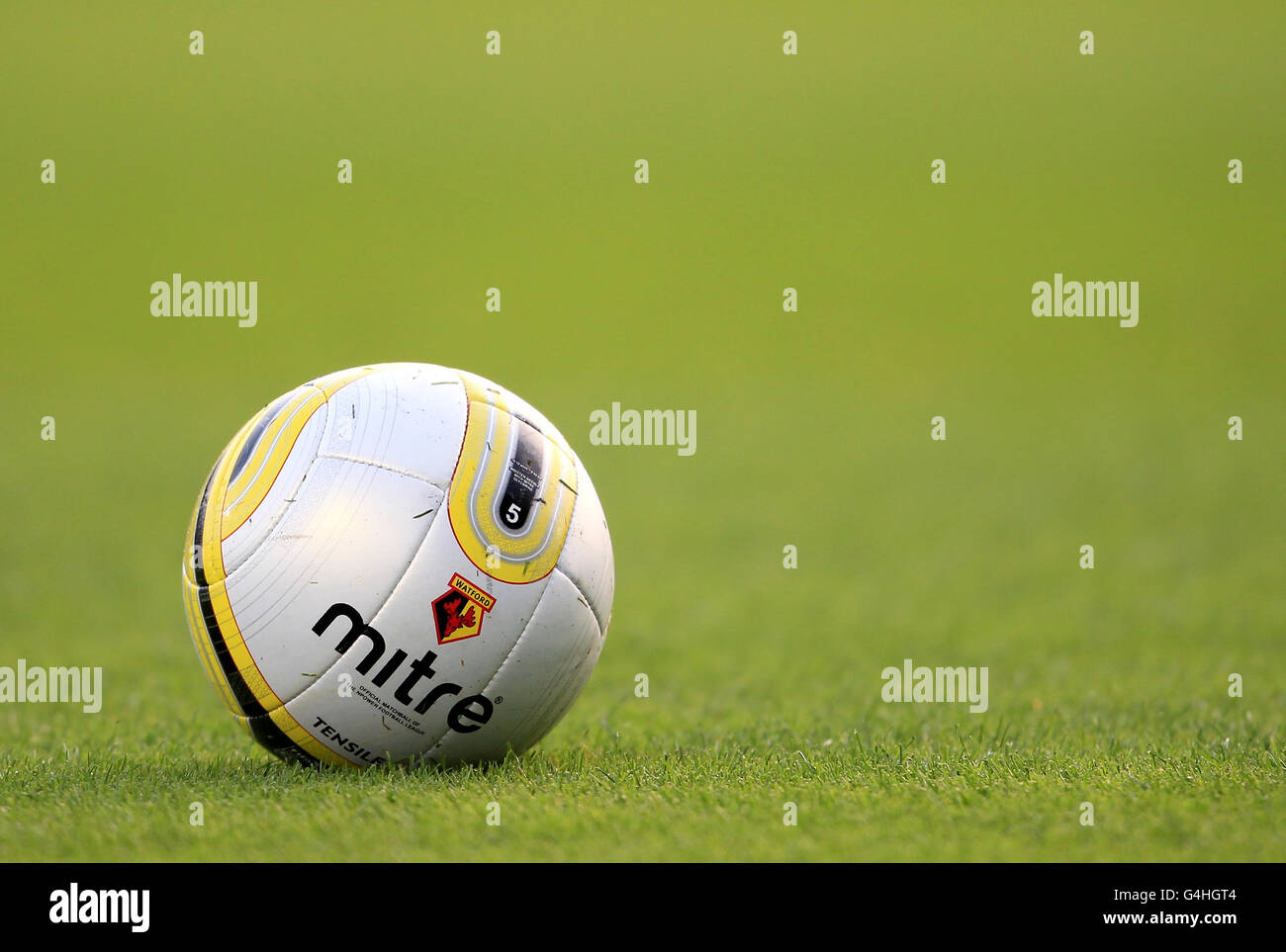 Fußball - Carling Cup - erste Runde - Bristol Rovers gegen Watford - Memorial Stadium. Gesamtansicht eines Mitre Watford Fußballs Stockfoto