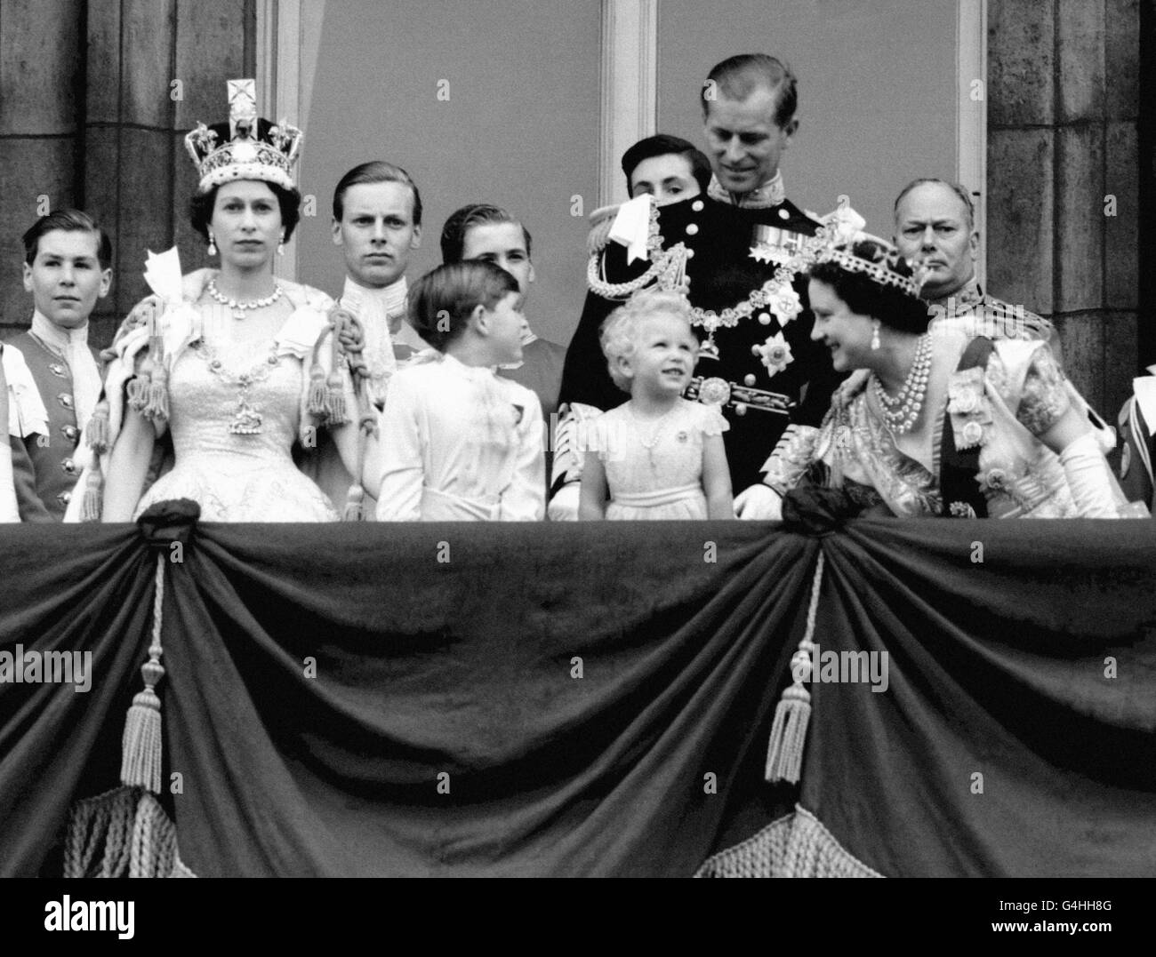 Königin Elizabeth II, Prinz Charles, Prinzessin Anne, der Herzog von Edinburgh, die Königin Mutter und der Herzog von Gloucester auf dem Balkon des Buckingham Palace, um die Fliege Vergangenheit der Royal Air Force nach der Krönung zu sehen. Stockfoto