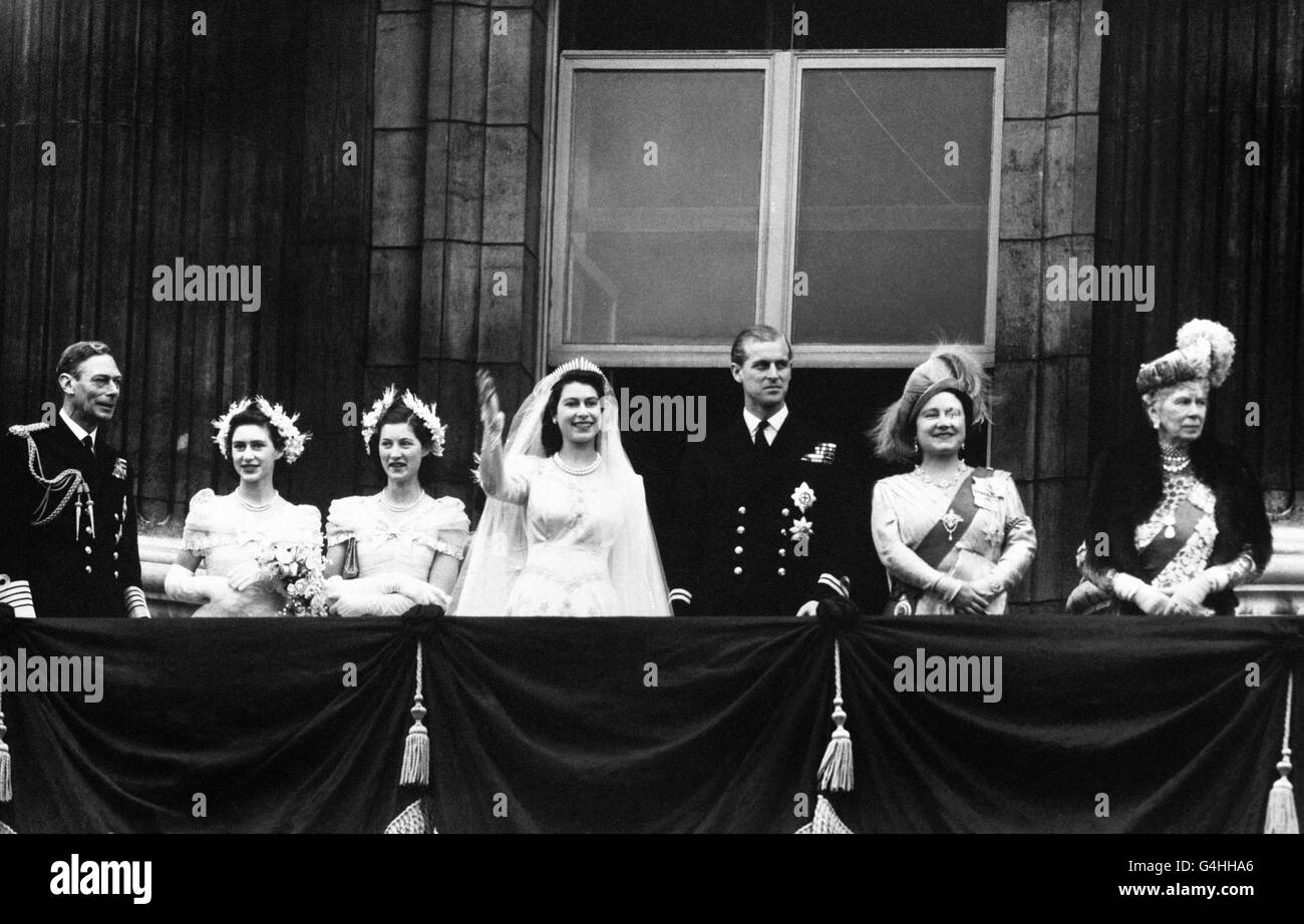 Die königliche Hochzeitsfeier erscheint auf dem Balkon des Buckingham Palace, nachdem Prinzessin Elizabeth (jetzt Königin Elizabeth II) in einer Zeremonie in Westminster Abbey mit Leutnant Philip Mountbatten (jetzt Herzog von Edinburgh) verheiratet wurde. Von links: König George VI, Prinzessin Margaret, nicht identifiziert, die Braut Prinzessin Elizabeth (jetzt Königin Elizabeth II), der Bräutigam Leutnant Philip Mountbatten (jetzt Herzog von Edinburgh), die Königin Mutter und Königin Maria, Witwe von George V. Stockfoto