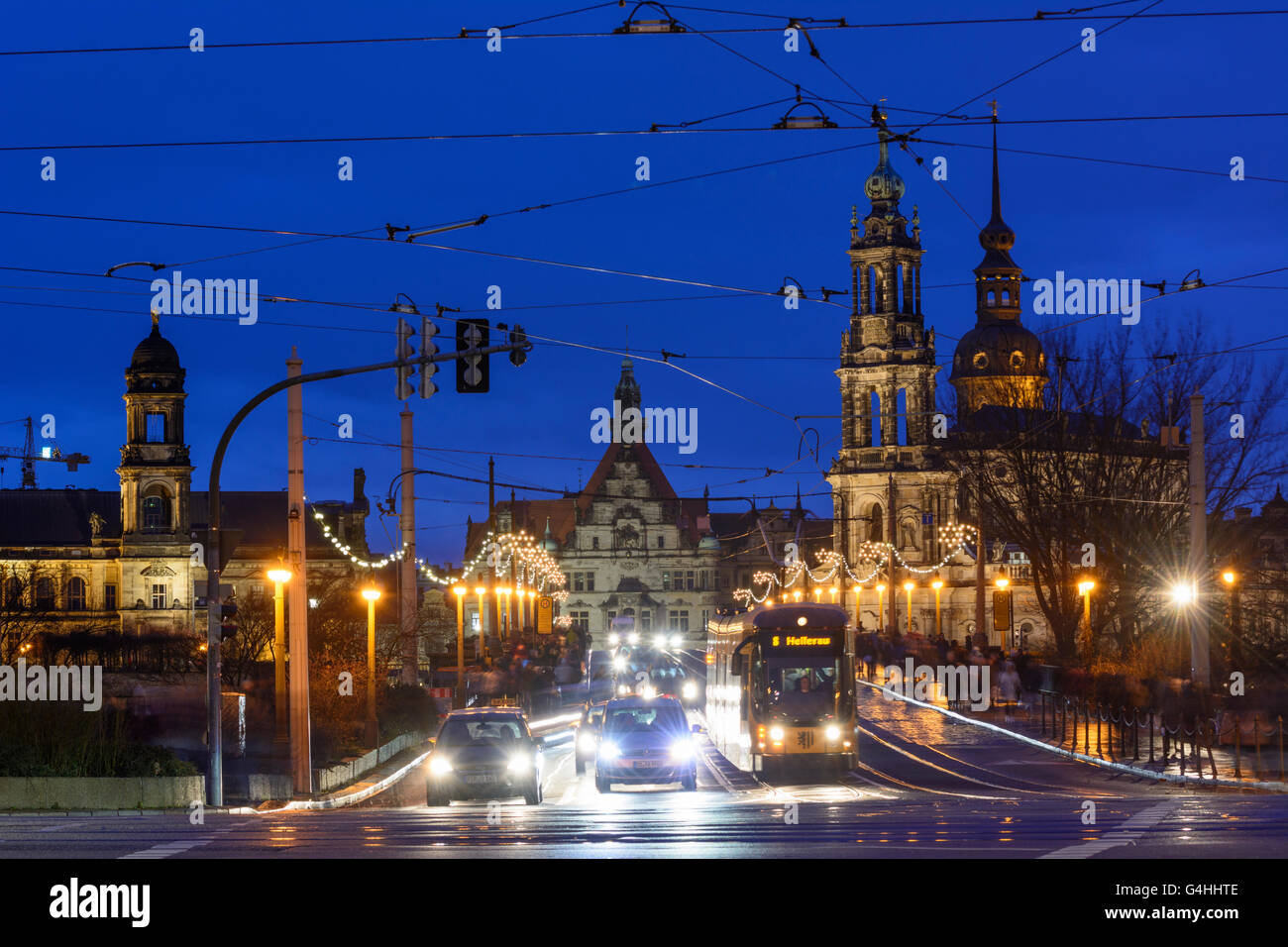überbrücken Sie, Augustusbrücke mit Blick auf Ständehaus, Hofkirche und schloss bei Weihnachtsbeleuchtung, Deutschland, Sachsen, Sachsen, Dresden Stockfoto