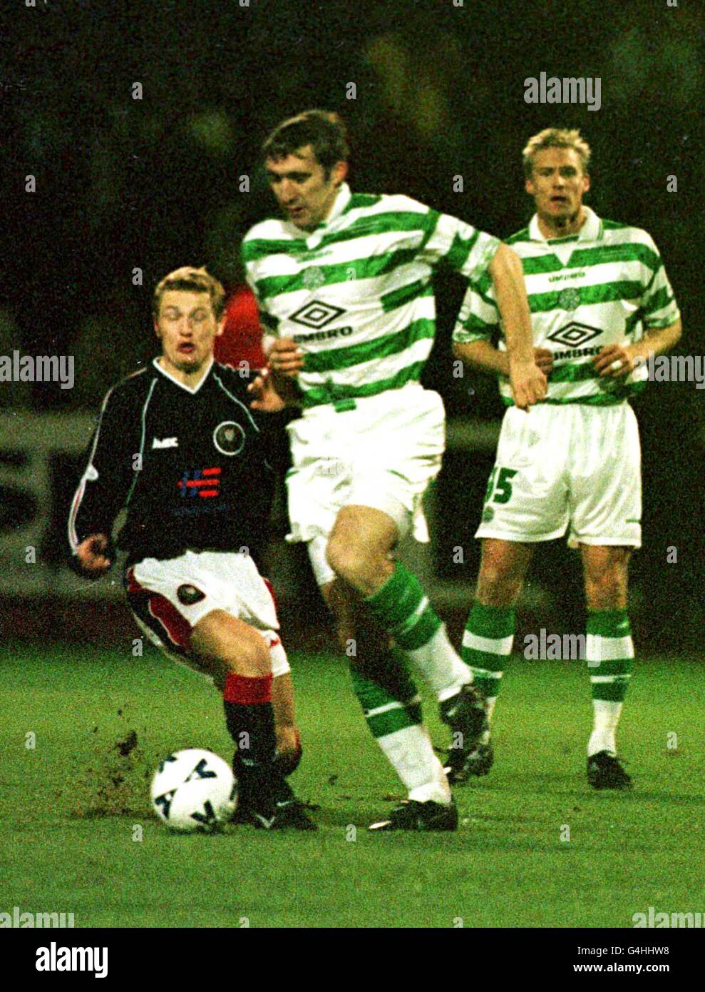 Stubbs gewinnt Ball von Irvine Stockfoto