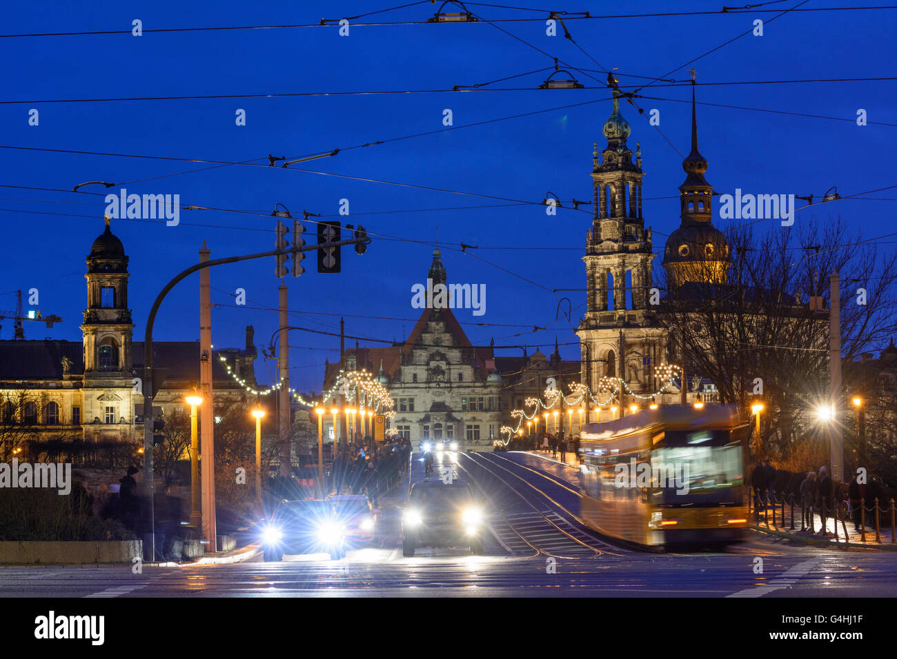 überbrücken Sie, Augustusbrücke mit Blick auf Ständehaus, Hofkirche und schloss bei Weihnachtsbeleuchtung, Deutschland, Sachsen, Sachsen, Dresden Stockfoto