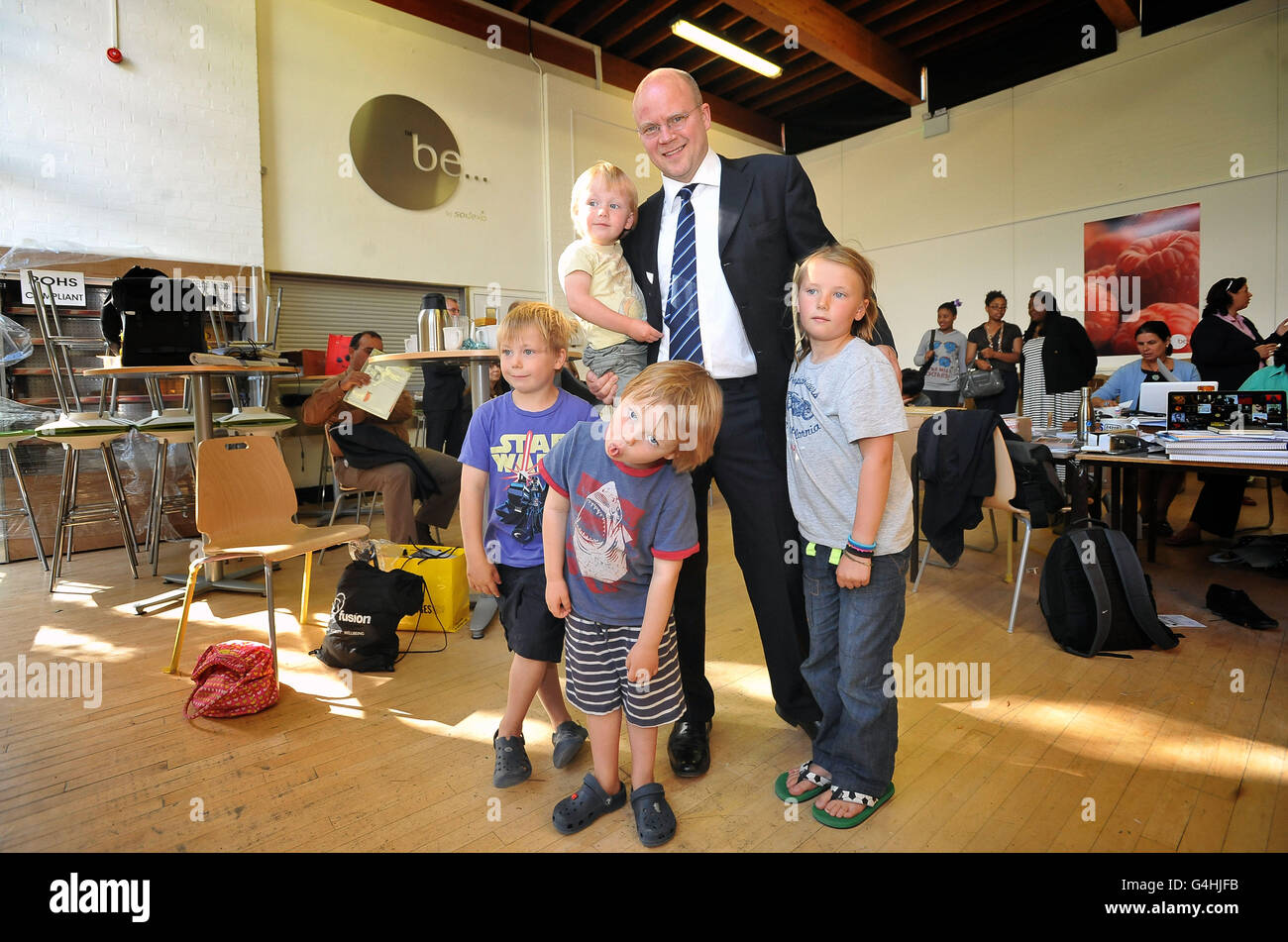 Vorsitzender der Gouverneure Toby Young mit seinen Kindern, Charlie, im Alter von drei, Ludo, sechs, links, Freddie, vier, (vorne), und Sasha, acht, an der neu gegründeten West London Free School, in Hammersmith. Stockfoto