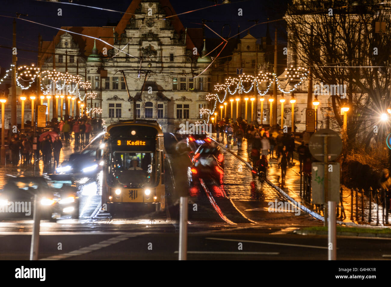 überbrücken Sie, Augustusbrücke mit Blick auf Hofkirche und schloss bei Weihnachtsbeleuchtung, Deutschland, Sachsen, Sachsen, Dresden Stockfoto