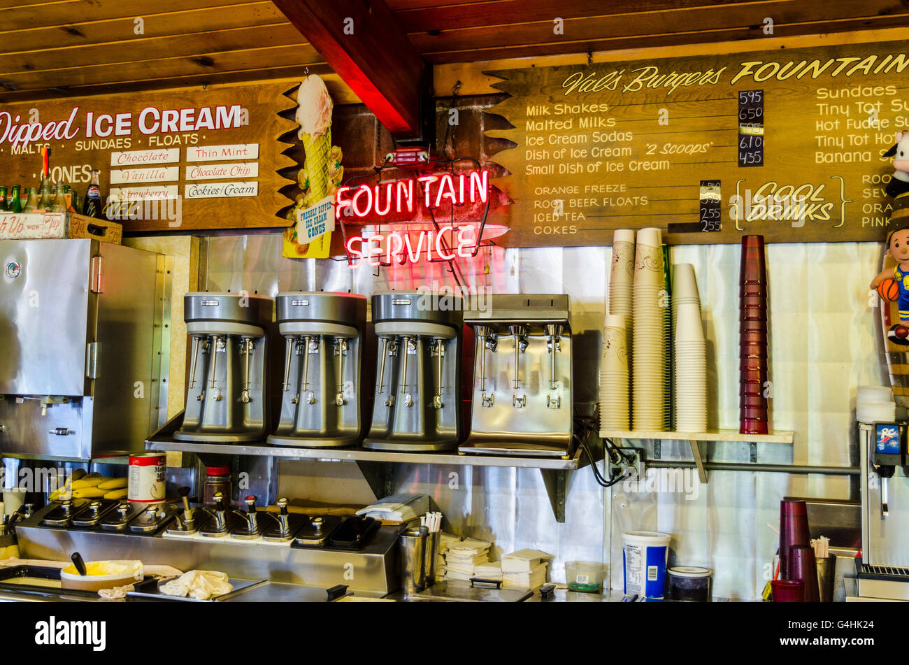 The Fountain at Val's Burgers in Hayward, Kalifornien, ein altmodischer Burgerclub Stockfoto