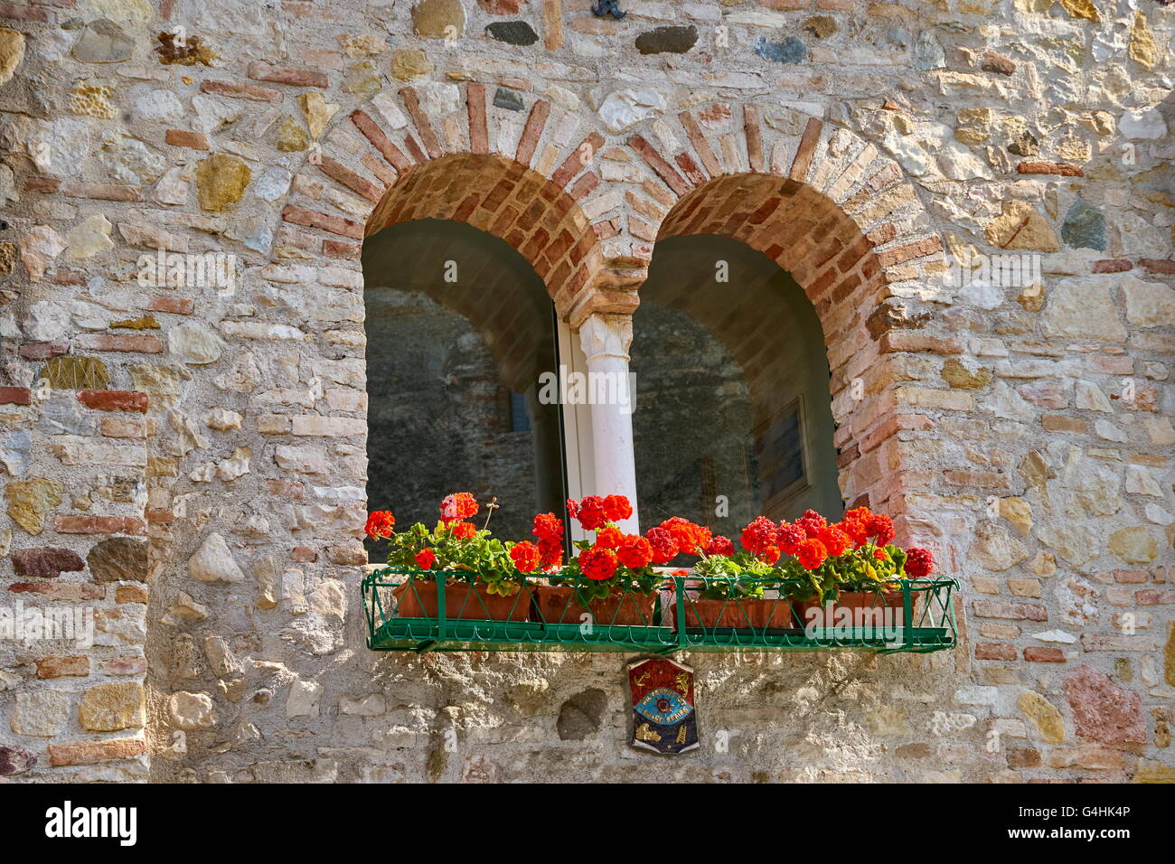 Fenster und rote Blumen, Sirmione Altstadt, Gardasee, Lombardei, Italien Stockfoto