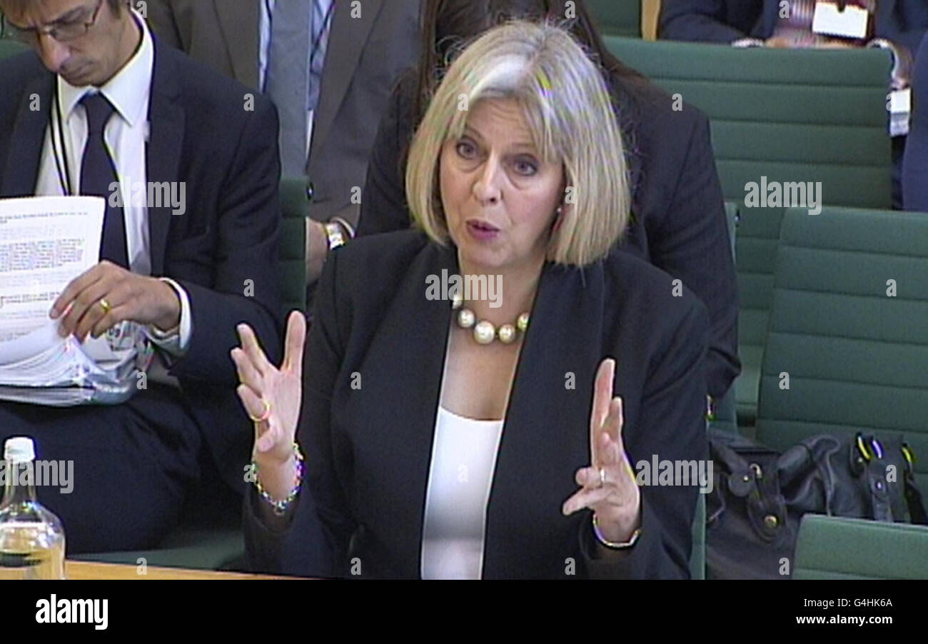 Innenministerin Theresa May gibt dem Unterhaus-Ausschuss für Inneres im Portcullis House, London, Beweise für die polizeiliche Überwachung von groß angelegten Unruhen nach den Unruhen. Stockfoto