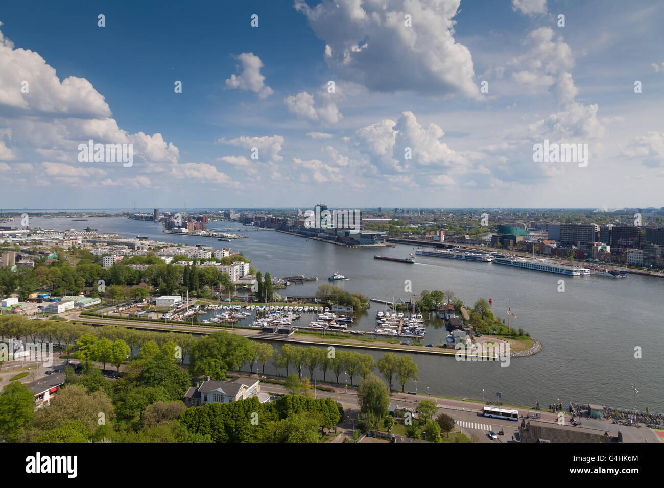 Den Fluss IJ mit seinem Jachthafen und im Hintergrund Amsterdam und einem schönen niederländischen Wolken Partei Stockfoto
