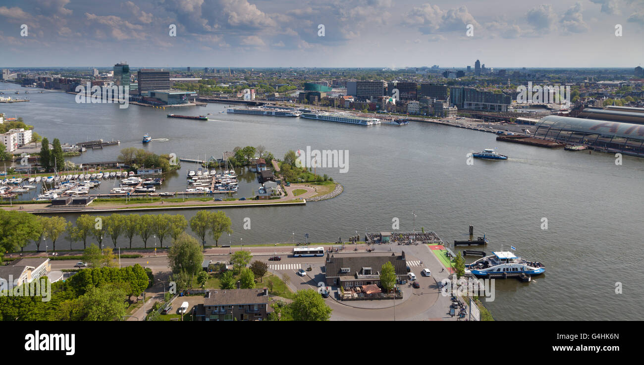 Den Fluss IJ mit Hafen und Fähren im Hintergrund Amsterdam Stockfoto