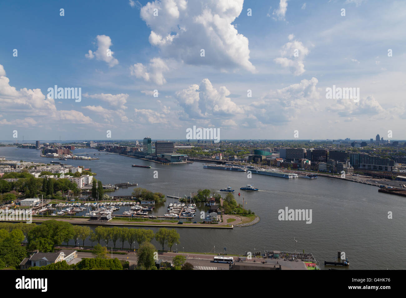 Den Fluss IJ mit seinem Jachthafen und im Hintergrund Amsterdam und einem schönen niederländischen Wolken Partei Stockfoto