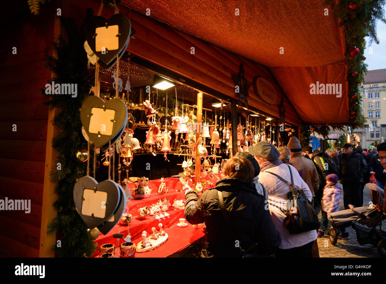Striezelmarkt (Weihnachtsmarkt) am quadratischen Altmarkt, Deutschland, Sachsen, Sachsen, Dresden Stockfoto