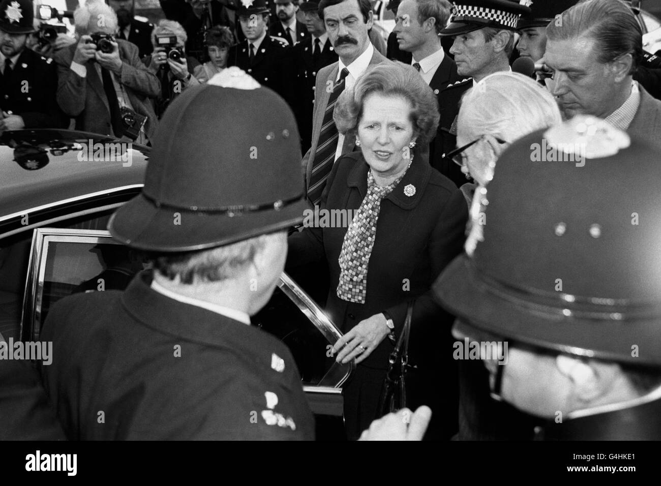 Premierministerin Margaret Thatcher und ihr Mann Denis verließen das Royal Sussex County Hospital in Brighton, nachdem sie die Opfer der Bombenexplosion der IRA in dem Hotel, in dem sie sich befand, besucht hatten - dem Grand Hotel in Brighton. Bei der Explosion wurden fünf Menschen getötet und 31 verletzt. Stockfoto