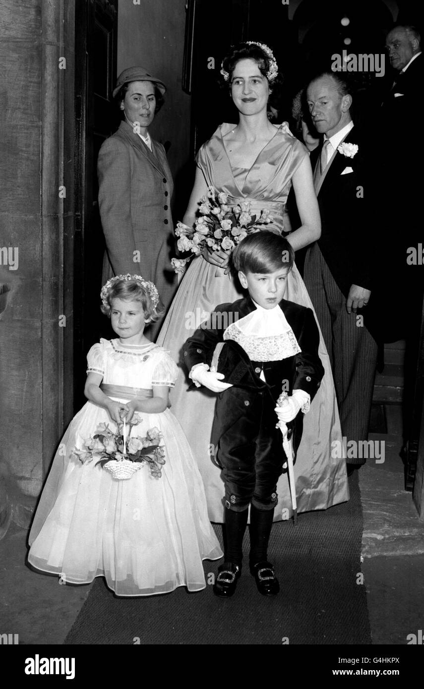 PA NEWS PHOTO 23/4/60 EARL JERMYN (VORNE) MIT BRAUTJUNGFER SARA DOON PLUNKET BEI DER HOCHZEIT DES MARQUESS OF BRISTOL MIT LADY JULIET FITZWILLIAM IN DER CHURCH OF SCOTLAND, CROWN COURT, COVENT GARDEN, LONDON Stockfoto