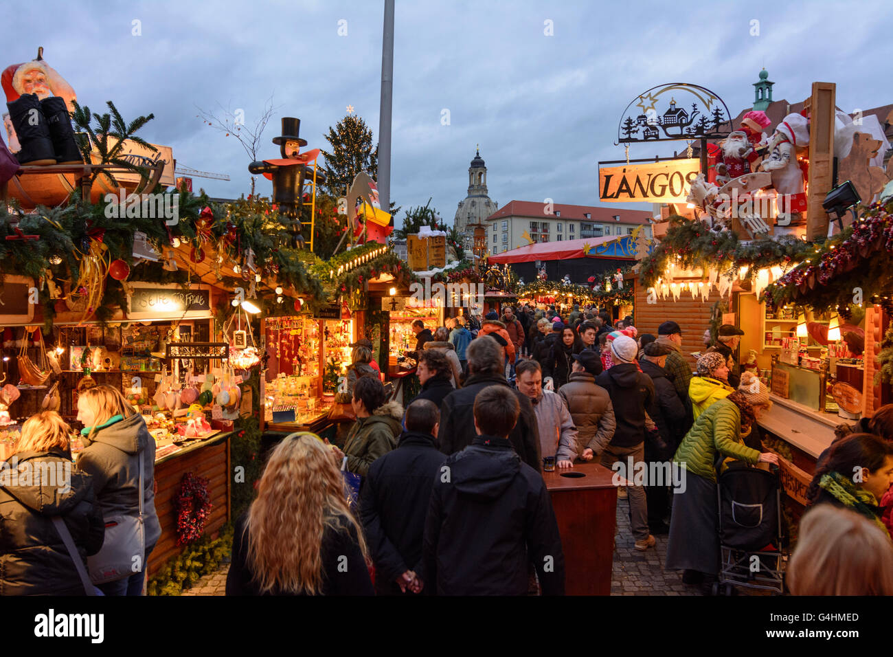 Striezelmarkt (Weihnachtsmarkt) am quadratischen Altmarkt, Kirche, Frauenkirche, Deutschland, Sachsen, Sachsen, Dresden Stockfoto