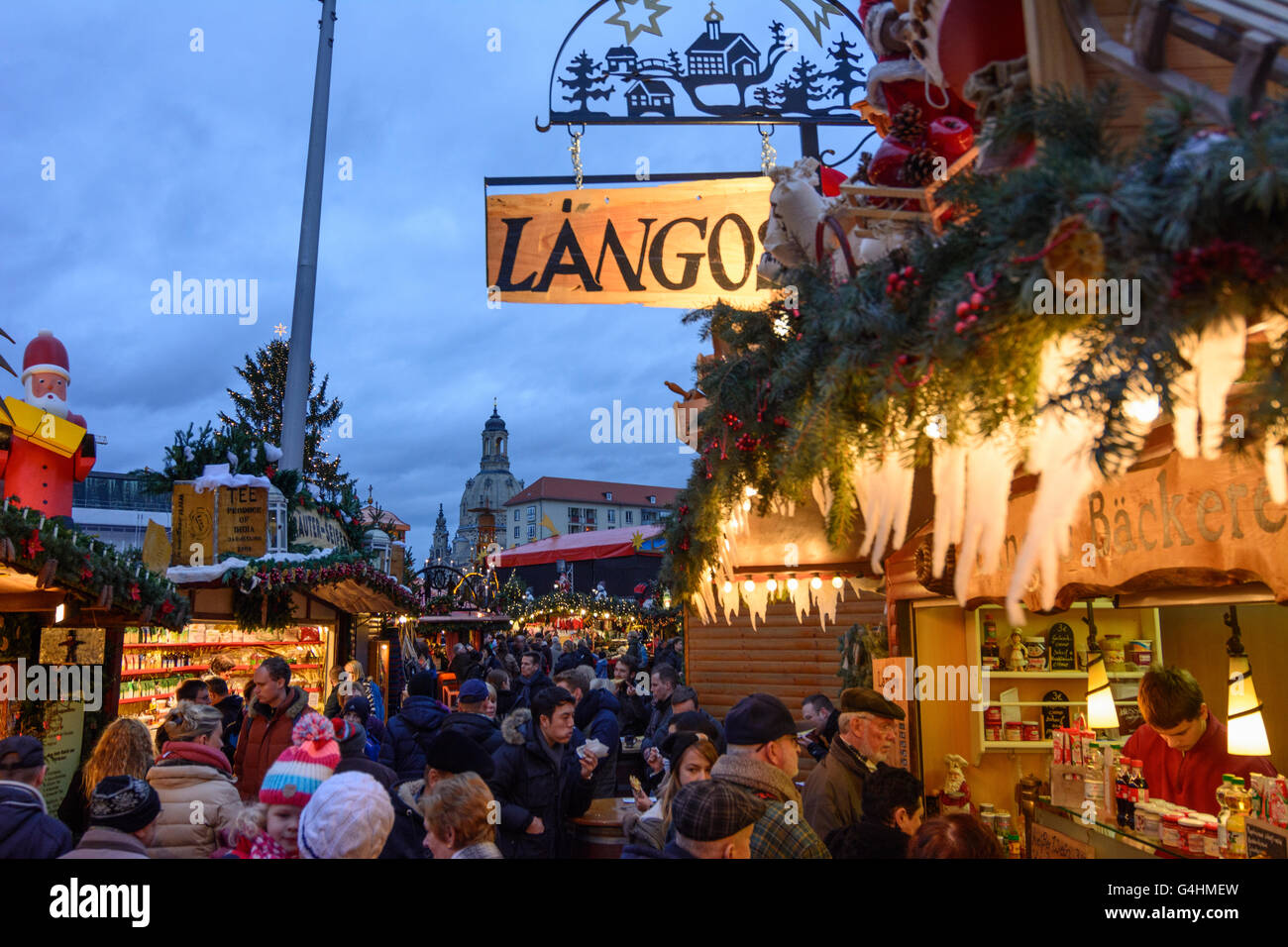 Striezelmarkt (Weihnachtsmarkt) am quadratischen Altmarkt, Kirche, Frauenkirche, Deutschland, Sachsen, Sachsen, Dresden Stockfoto
