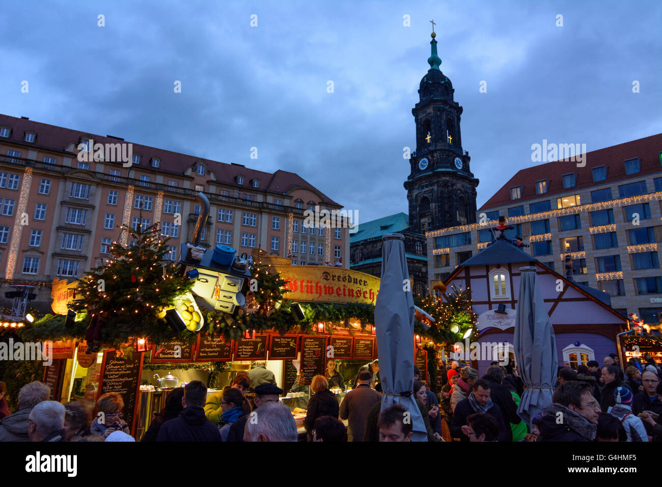 Striezelmarkt (Weihnachtsmarkt) am quadratischen Altmarkt, Kirche, Kreuzkirche, Deutschland, Sachsen, Sachsen, Dresden Stockfoto