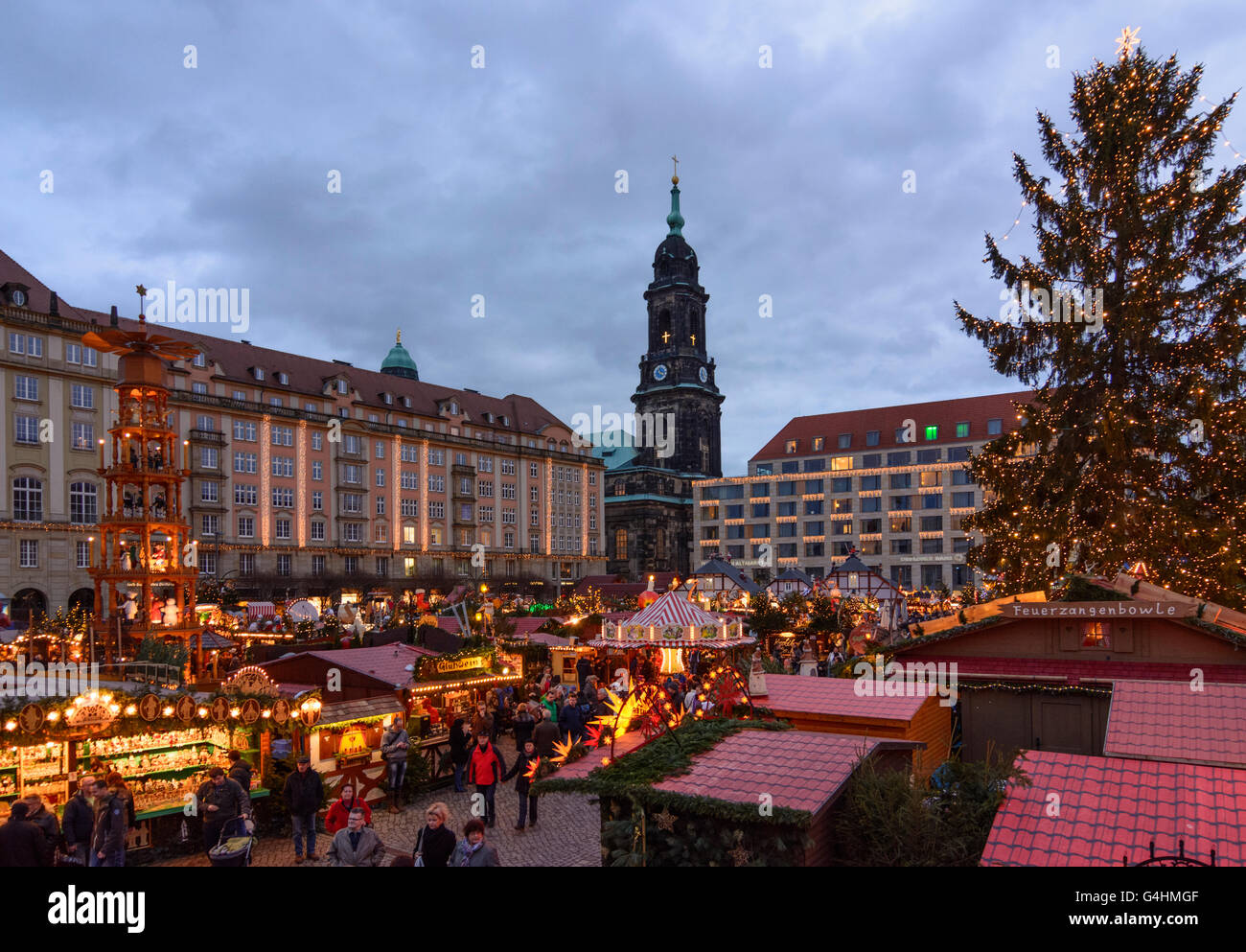 Striezelmarkt (Weihnachtsmarkt) am quadratischen Altmarkt, Kirche, Kreuzkirche, Deutschland, Sachsen, Sachsen, Dresden Stockfoto