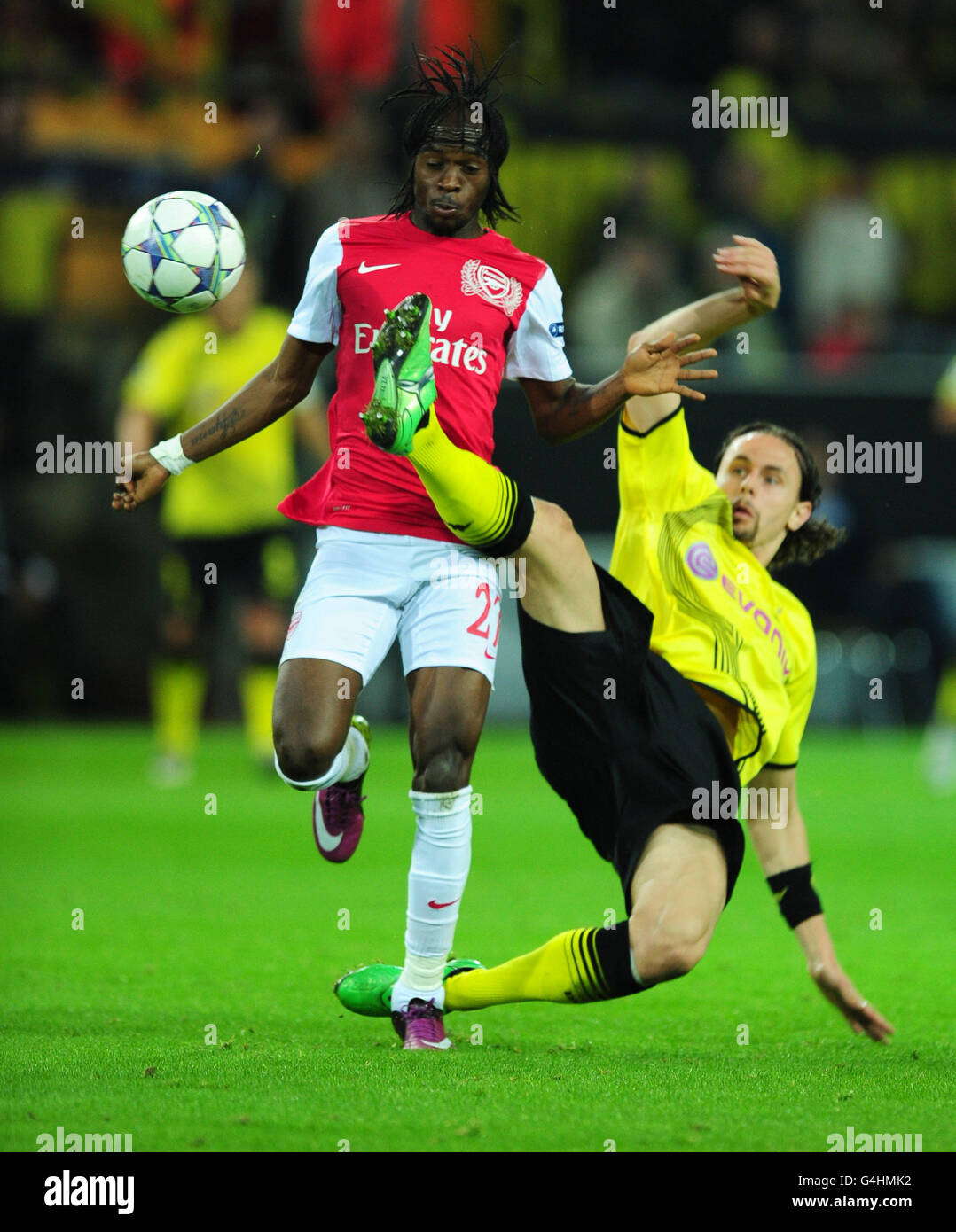 Borussia Dortmunds Neven Subotic (rechts) und Arsenals Gervino (links) Kampf Für den Ball Stockfoto