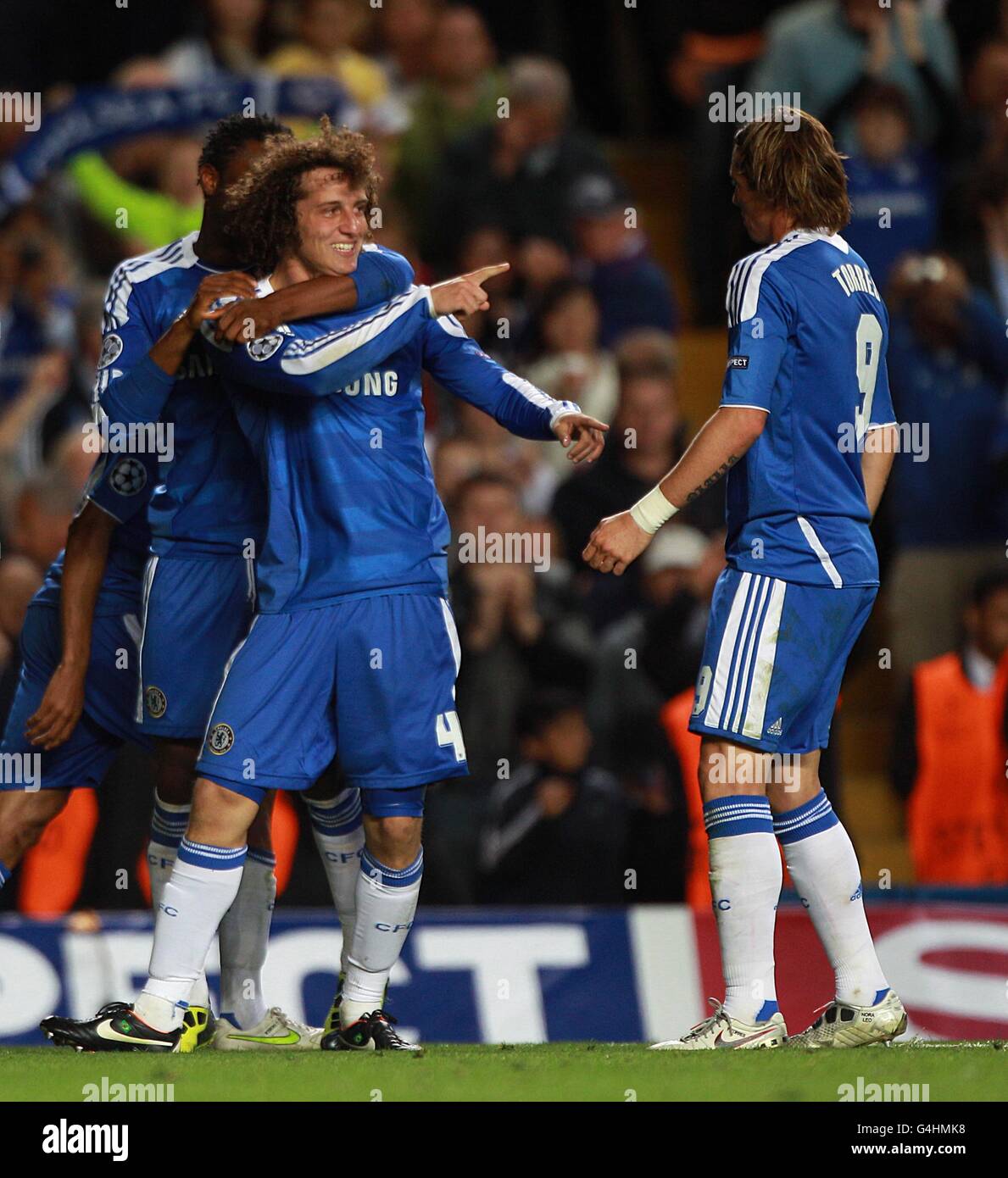 Fußball - UEFA Champions League - Gruppe E - Chelsea / Bayer Leverkusen - Stamford Bridge. Chelsea's David Luiz (Nr. 4) feiert das Tor zum Eröffnungstreffer des Spiels Stockfoto