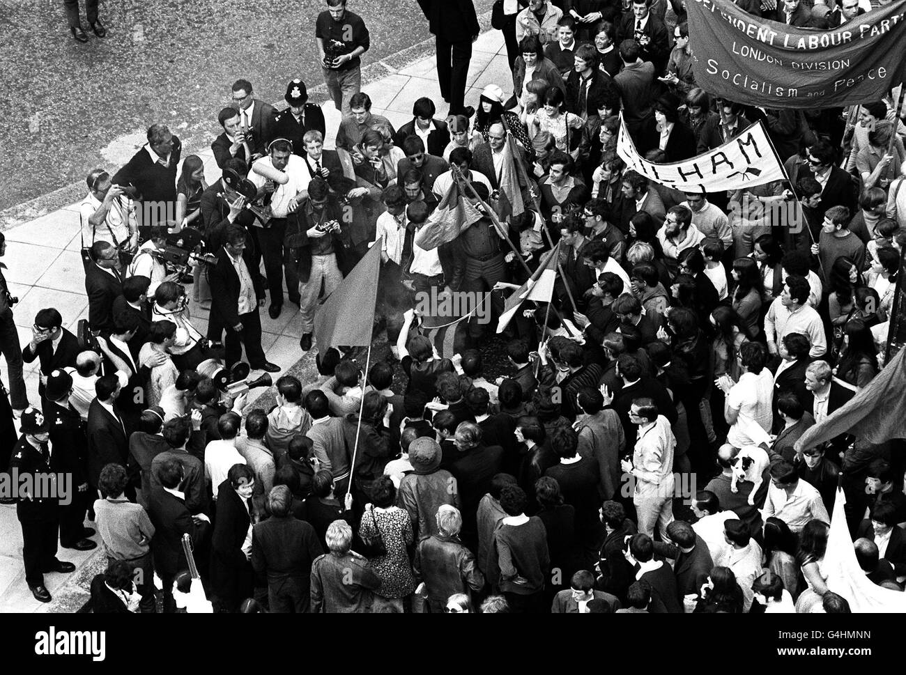 Politik - Proteste Gegen Vietnam - Grosvenor Square, London. Während einer Demonstration gegen den Krieg in Vietnam wird auf dem Grosvenor Square in London eine Fahne verbrannt. Stockfoto