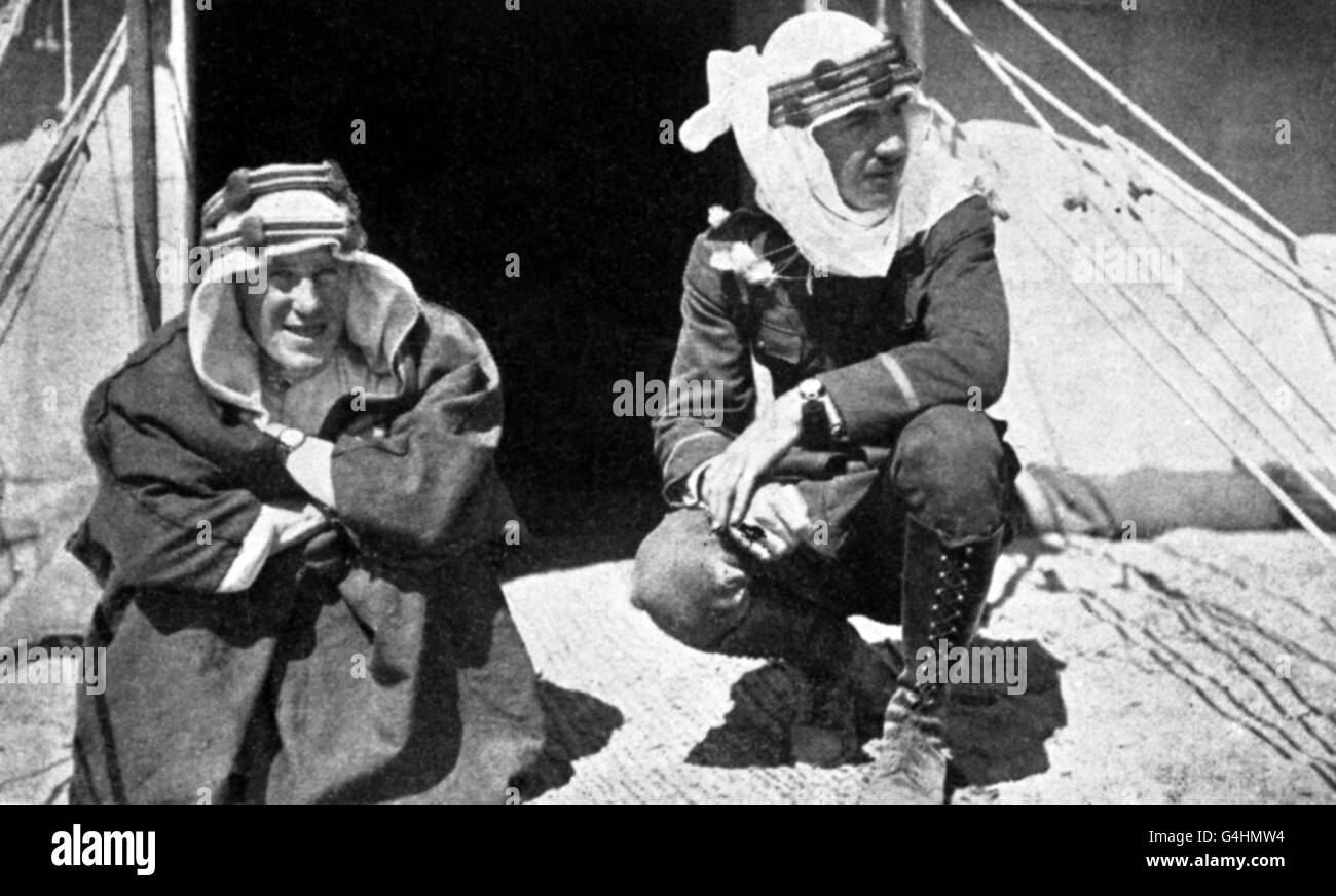 Colonel T.E Lawrence mit dem amerikanischen Schriftsteller und Sender Lowell Thomas während des Ersten Weltkriegs in Arabien. Stockfoto