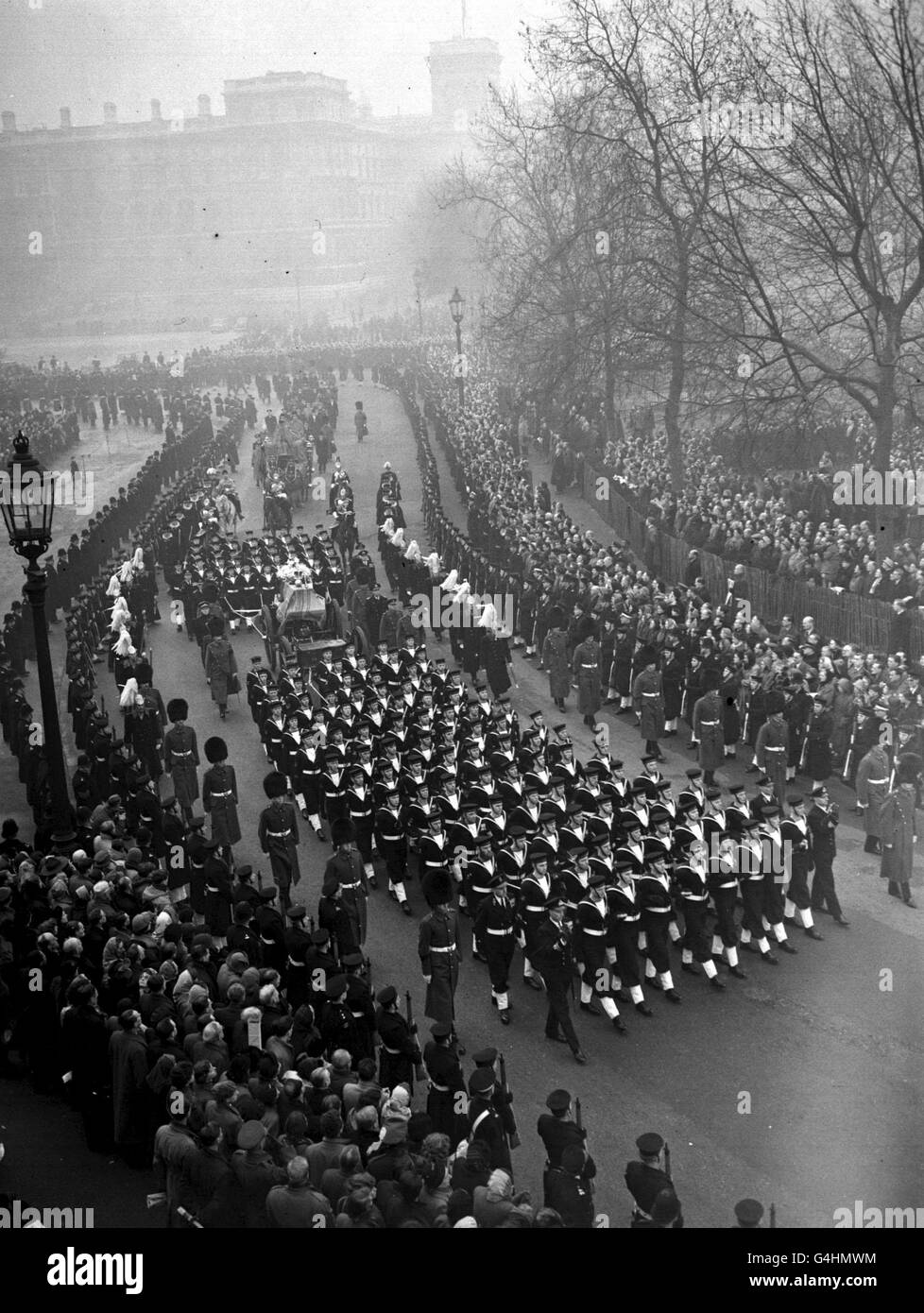 Der Leichenschauplatz von König George VI zieht von der Horse Guards Parade in die Mall auf dem Weg zur Paddington Station, getragen auf einem Waffenwagen. Stockfoto
