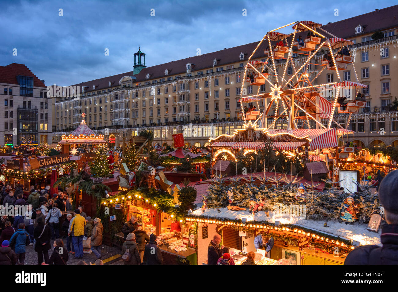 Striezelmarkt (Weihnachtsmarkt) am quadratischen Altmarkt, Deutschland, Sachsen, Sachsen, Dresden Stockfoto