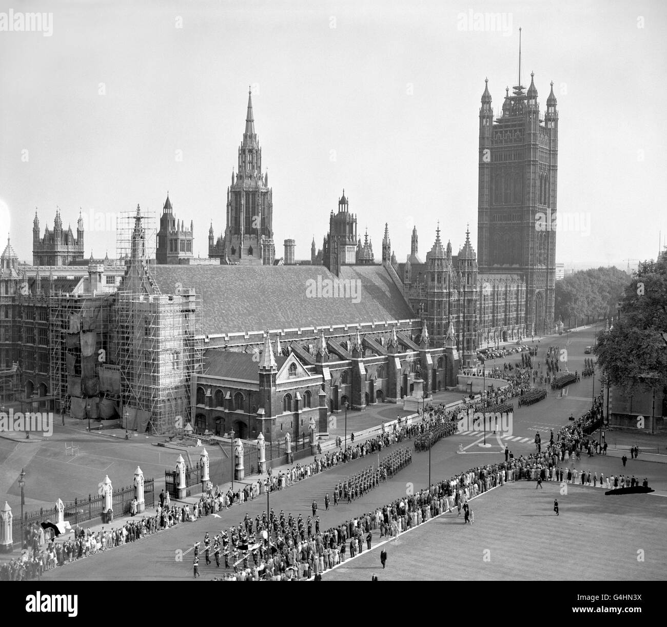 Die Parade, die von Westminster Abbey zur Horse Guards Parade führt, nach dem jährlichen Battle of Britain Thanksgiving Service. Stockfoto
