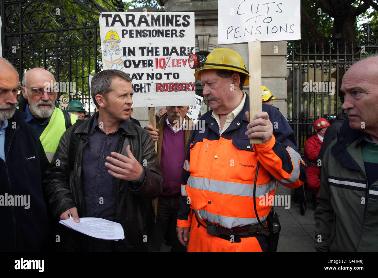 People Before Profit TD Richard Boyd Barrett spricht mit Arbeitern von Tara Mines in Co Meath gegen die Pension Levi im Leinster House, Dublin als TD Rückkehr zum Dail nach der Sommerpause heute. Stockfoto