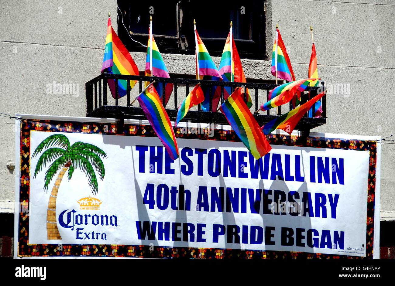 New York City: Regenbogenfahnen und ein Banner 40 Jahre CSD hängen von der Fassade des berühmten Stonewall Inn zu verkünden Stockfoto