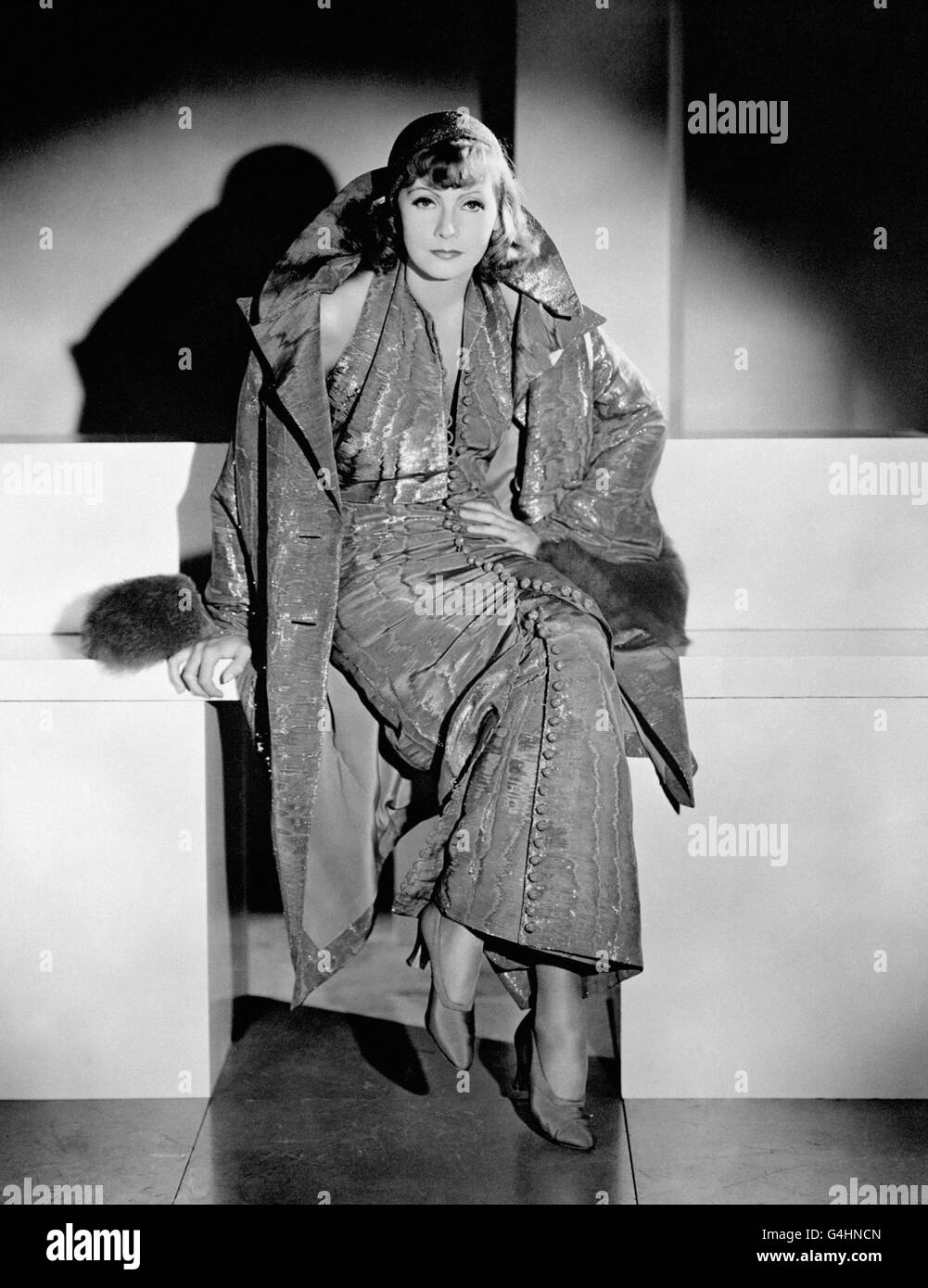 Miss Greta Garbo, die berühmte Filmstar, trägt ein elegantes Abendensemble. Stockfoto