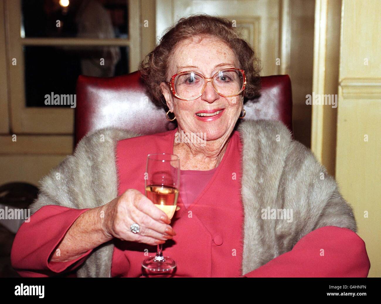 Die ehrwürdige Schauspielerin Dame Thora Hird feiert, nachdem sie von