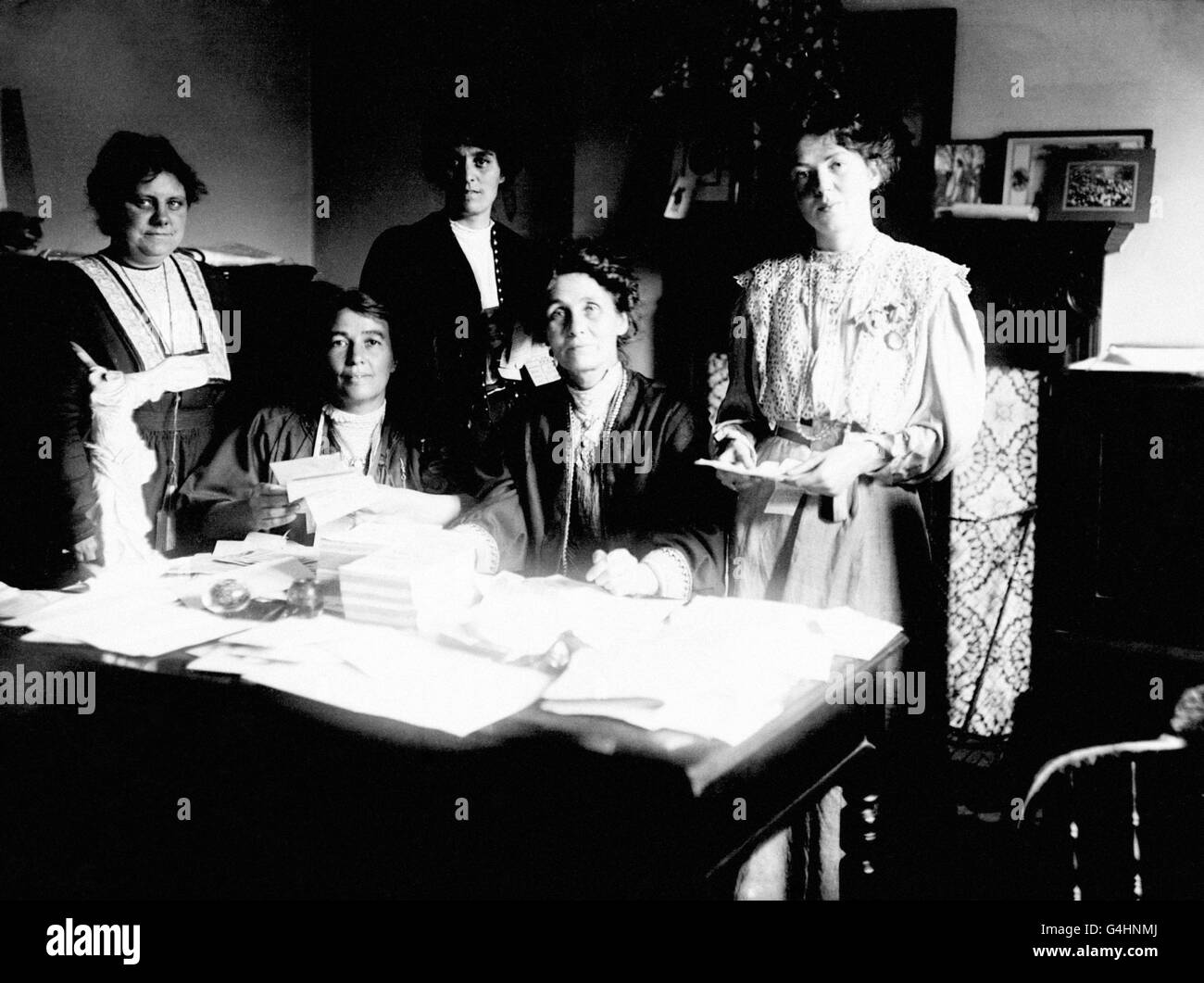 Frau Emmeline Pankhurst (zweite rechts) mit ihrer Tochter Christabel (r) und anderen Frauenrechtlerinnen bei einem Treffen im Clements Inn. Stockfoto