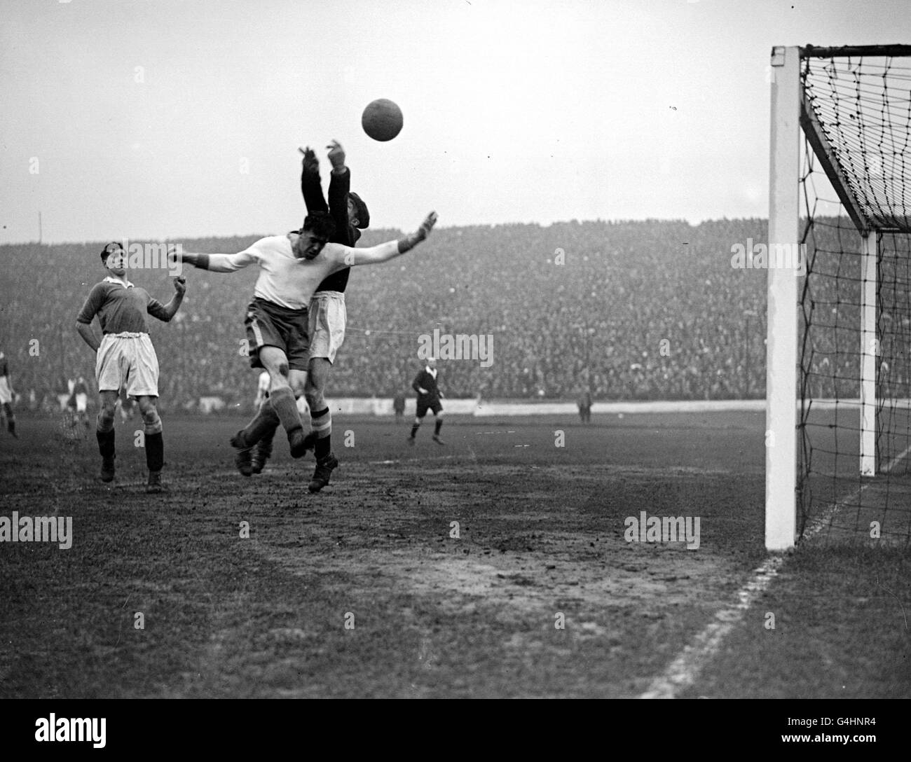 DIXIE DEAN. Dixie' Dean Everton im Einsatz mit Millington, dem Chelsea-Torwart, an der Stamford Bridge. Stockfoto